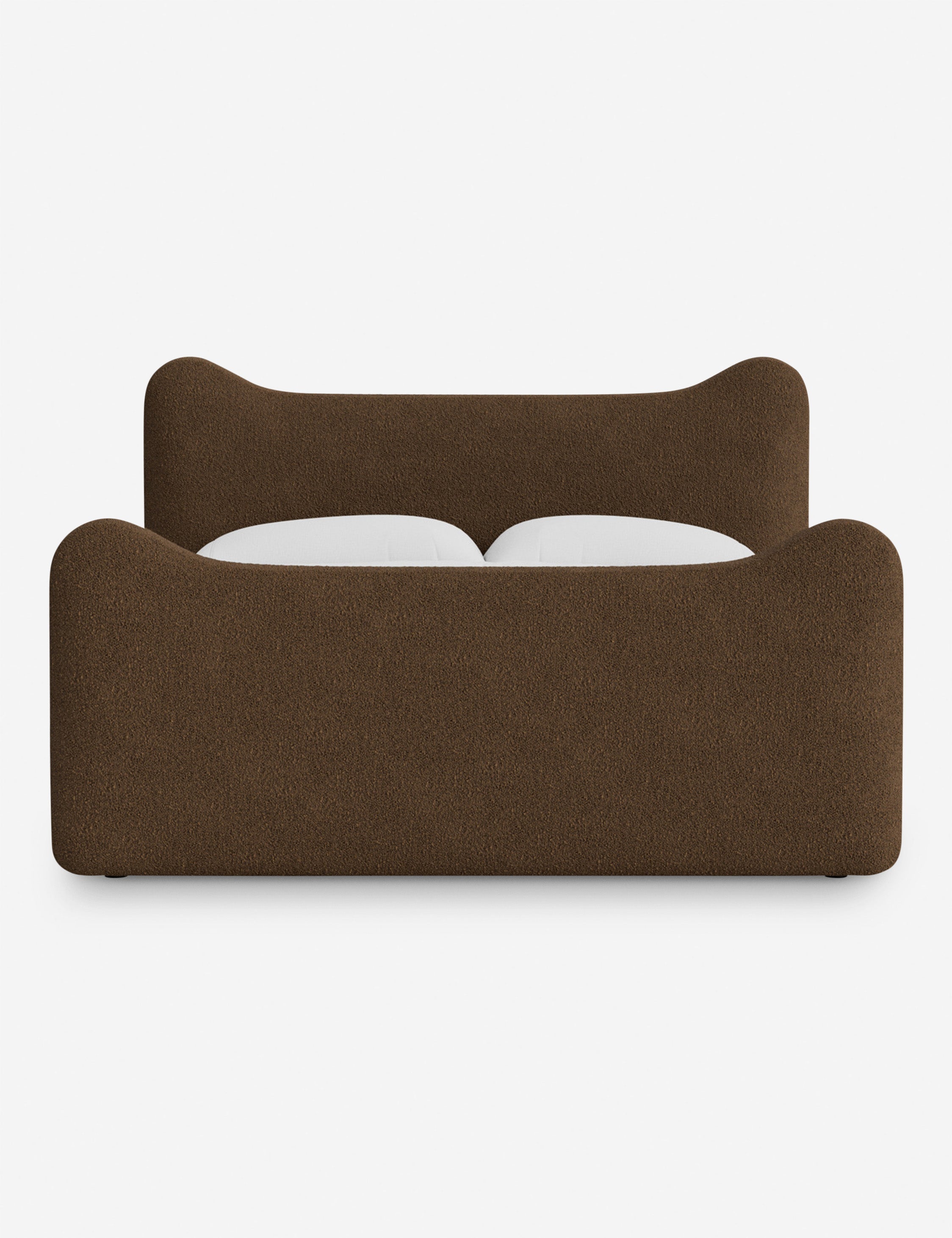 Lit plateforme - Dans le lit Briar, des lignes douces forment une silhouette raffinée à double couronne pour créer une profondeur sculpturale avec une touche de fantaisie