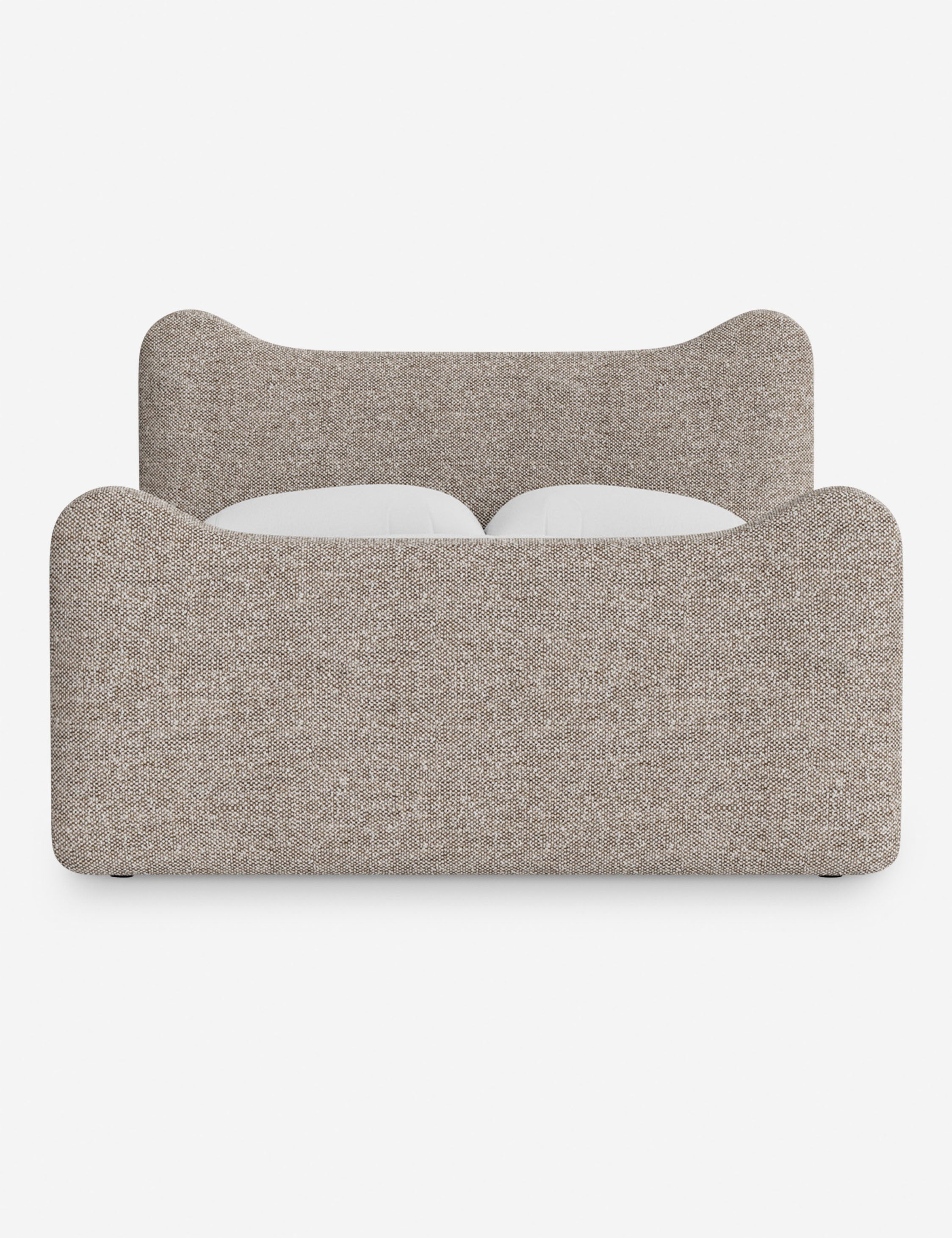 Lit plateforme - Dans le lit Briar, des lignes douces forment une silhouette raffinée à double couronne pour créer une profondeur sculpturale avec une touche de fantaisie