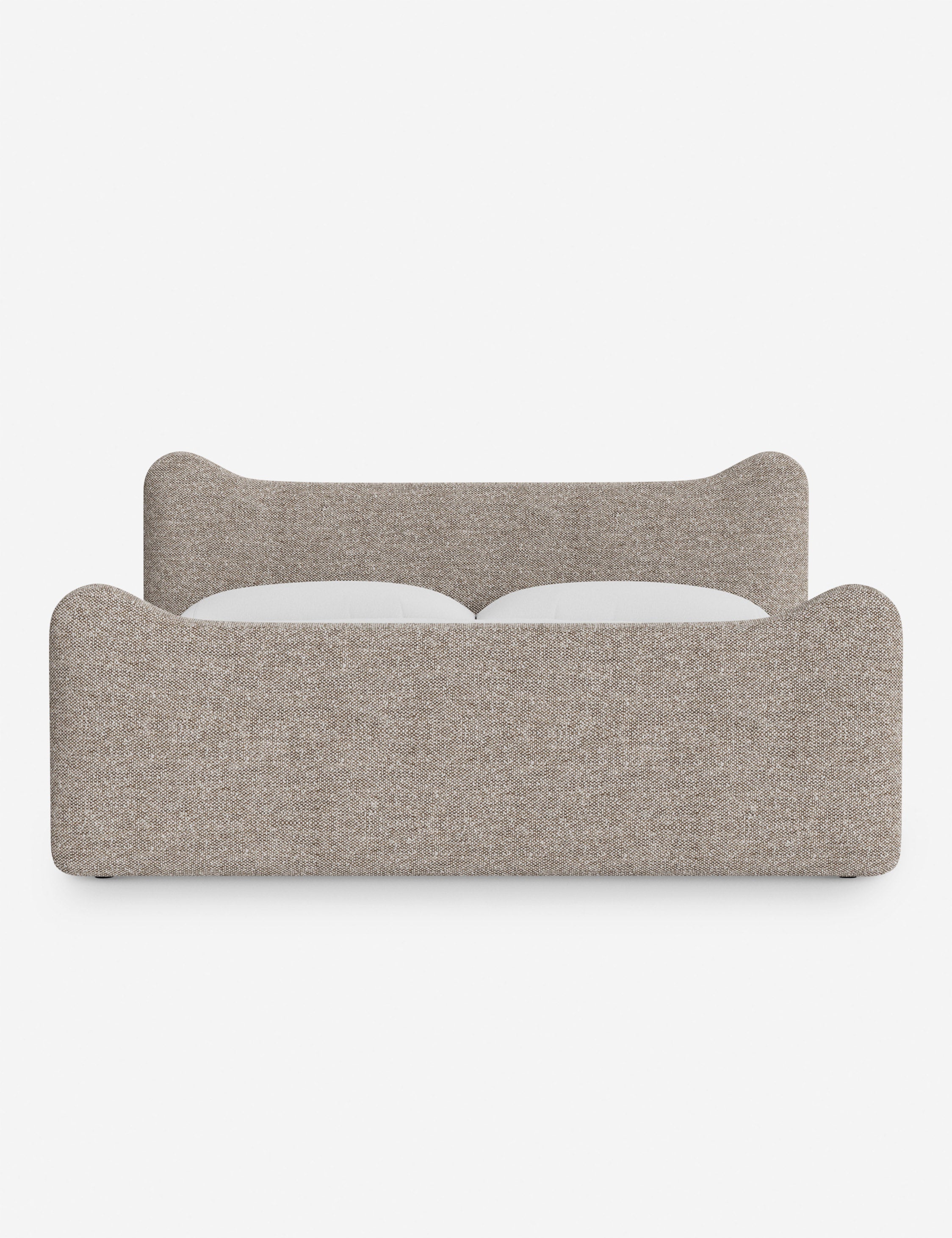 Lit plateforme - Dans le lit Briar, des lignes douces forment une silhouette raffinée à double couronne pour créer une profondeur sculpturale avec une touche de fantaisie