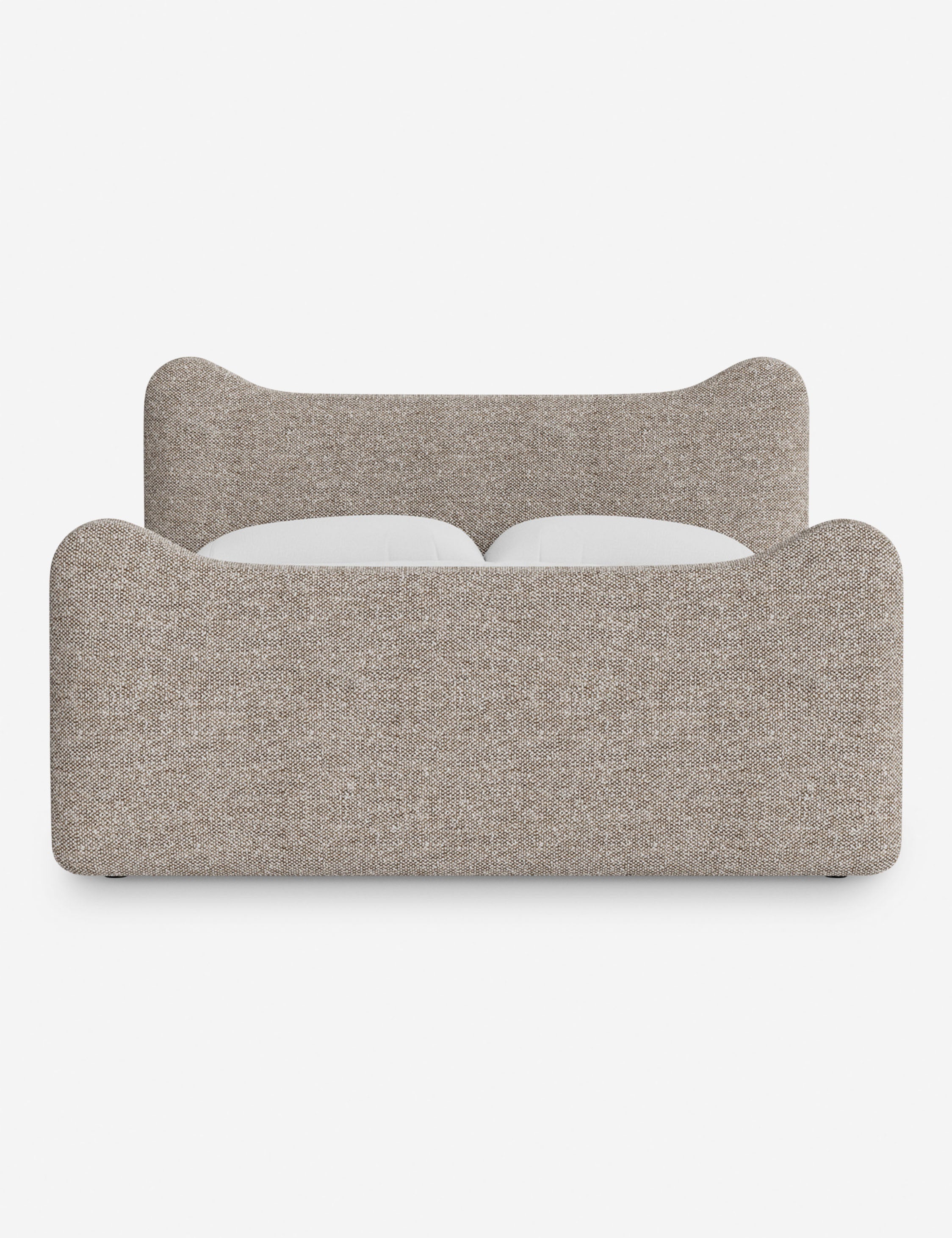 Lit plateforme - Dans le lit Briar, des lignes douces forment une silhouette raffinée à double couronne pour créer une profondeur sculpturale avec une touche de fantaisie