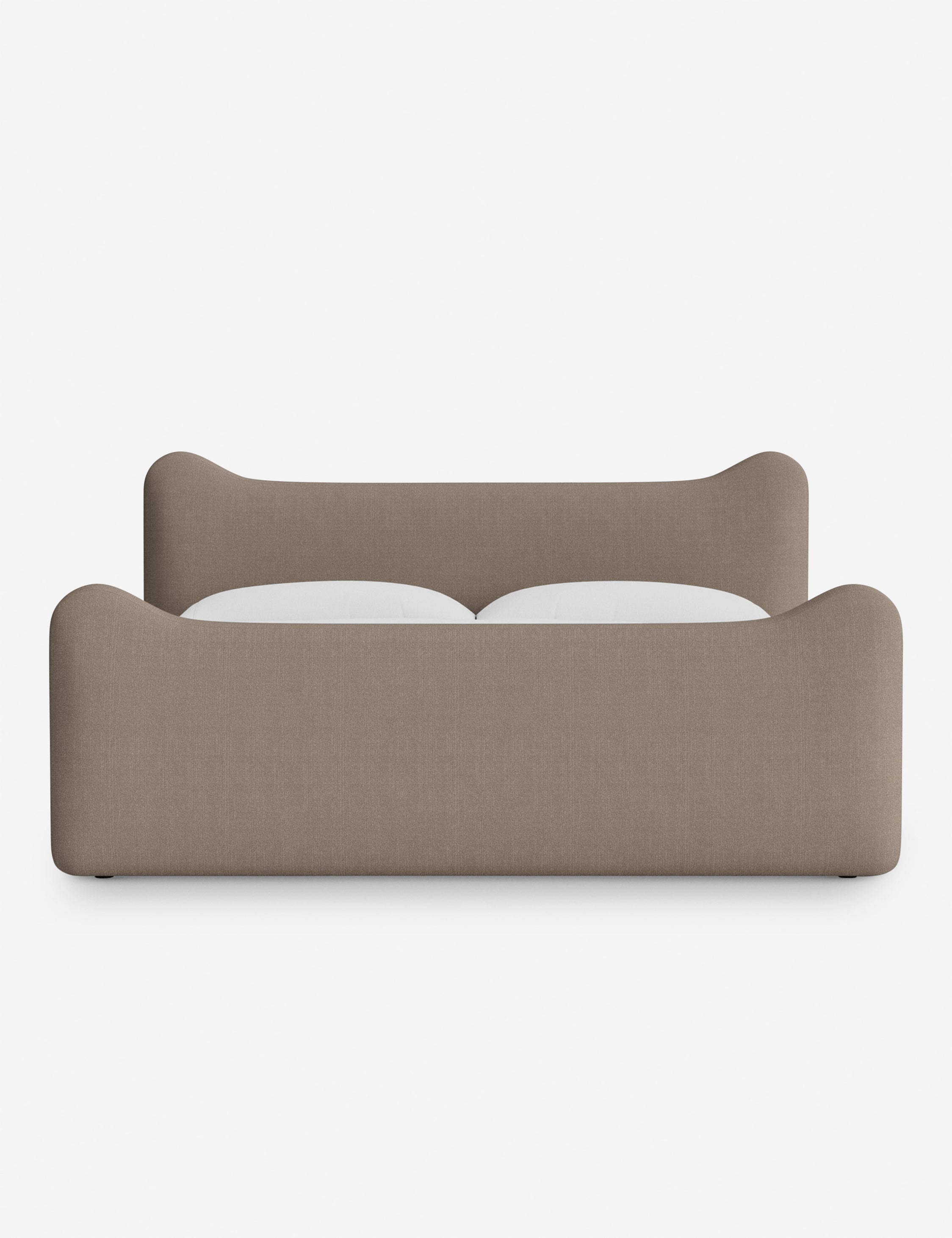Lit plateforme - Dans le lit Briar, des lignes douces forment une silhouette raffinée à double couronne pour créer une profondeur sculpturale avec une touche de fantaisie