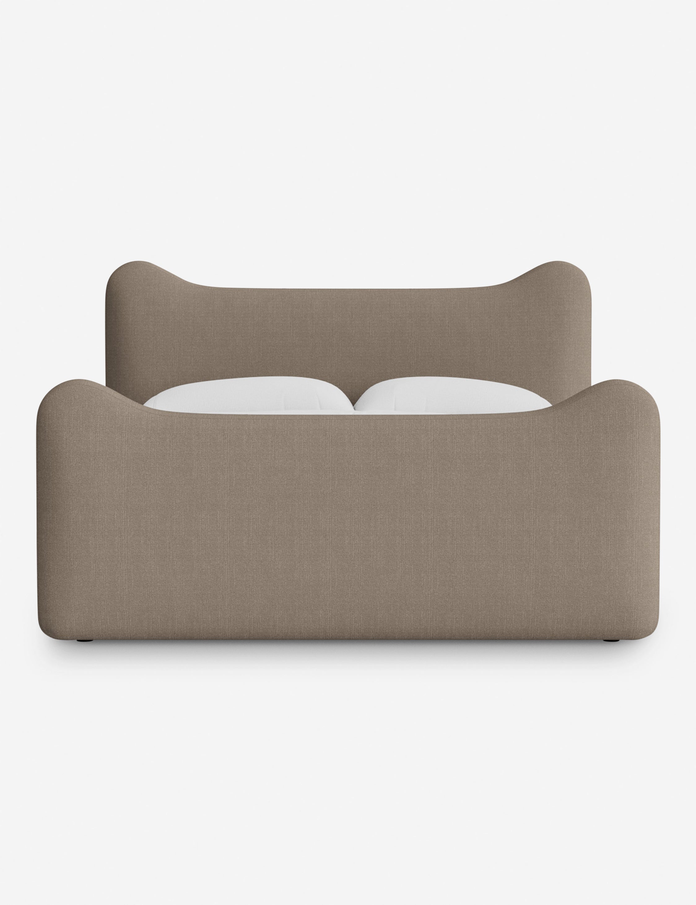 Lit plateforme - Dans le lit Briar, des lignes douces forment une silhouette raffinée à double couronne pour créer une profondeur sculpturale avec une touche de fantaisie