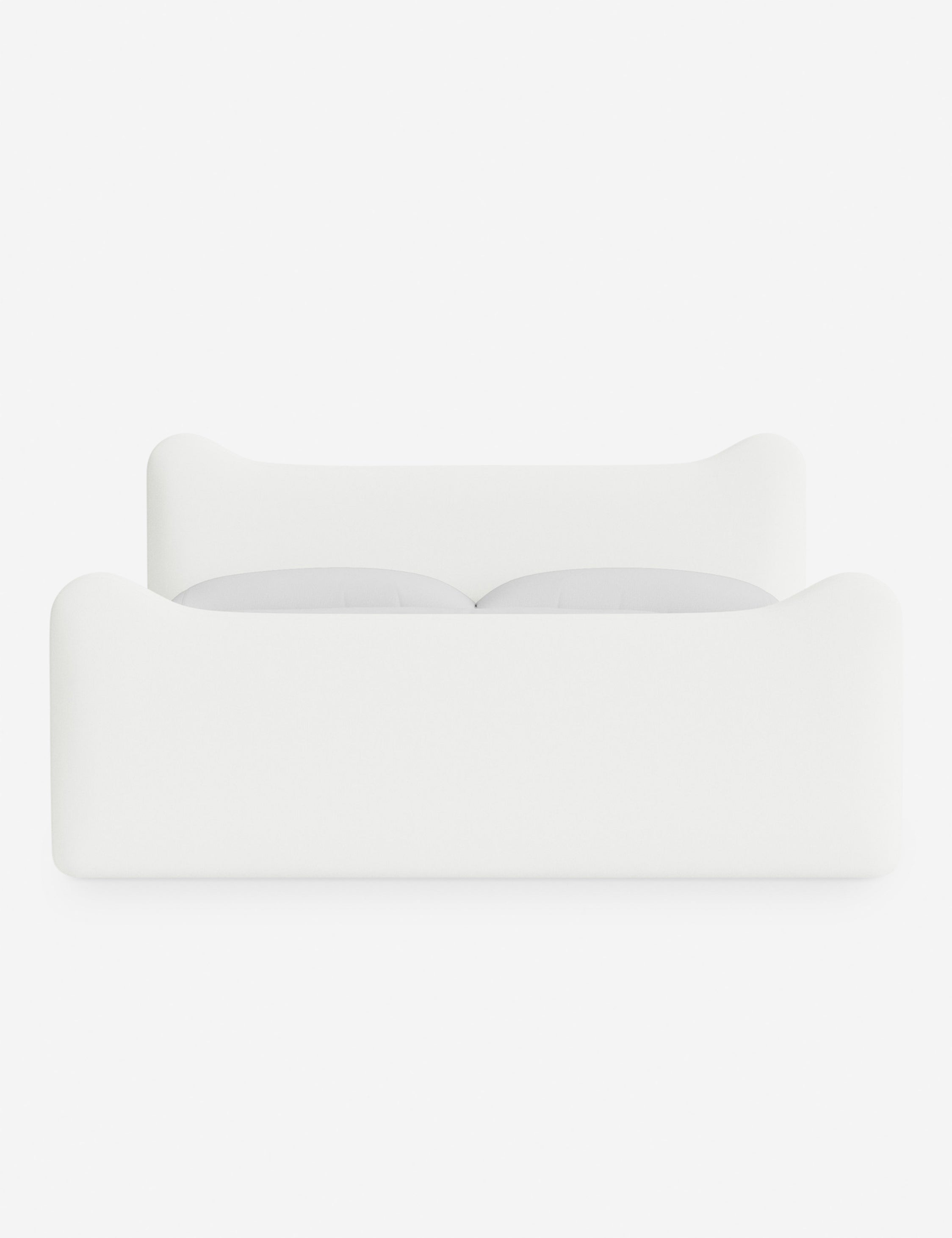 Lit plateforme - Dans le lit Briar, des lignes douces forment une silhouette raffinée à double couronne pour créer une profondeur sculpturale avec une touche de fantaisie