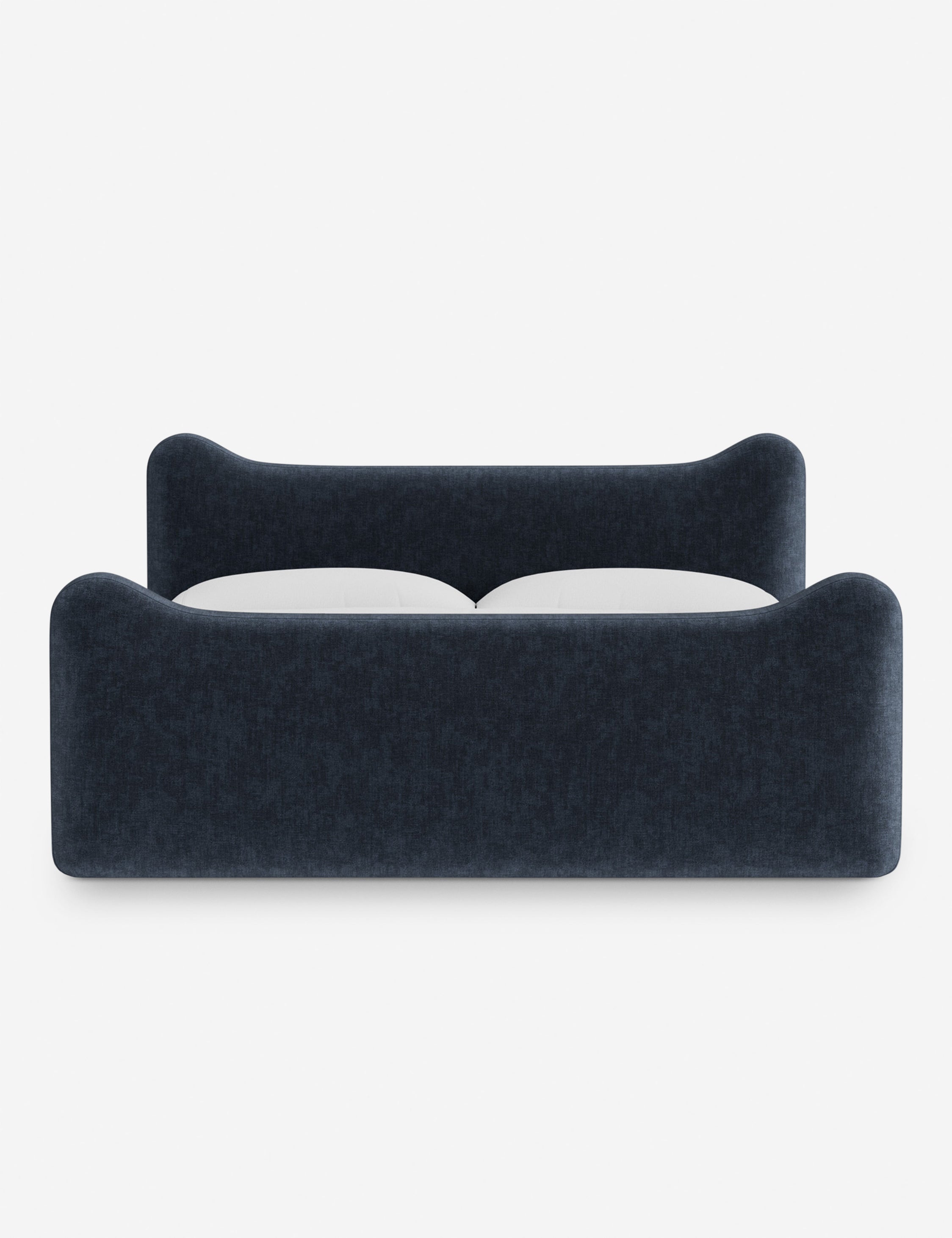 Lit plateforme - Dans le lit Briar, des lignes douces forment une silhouette raffinée à double couronne pour créer une profondeur sculpturale avec une touche de fantaisie
