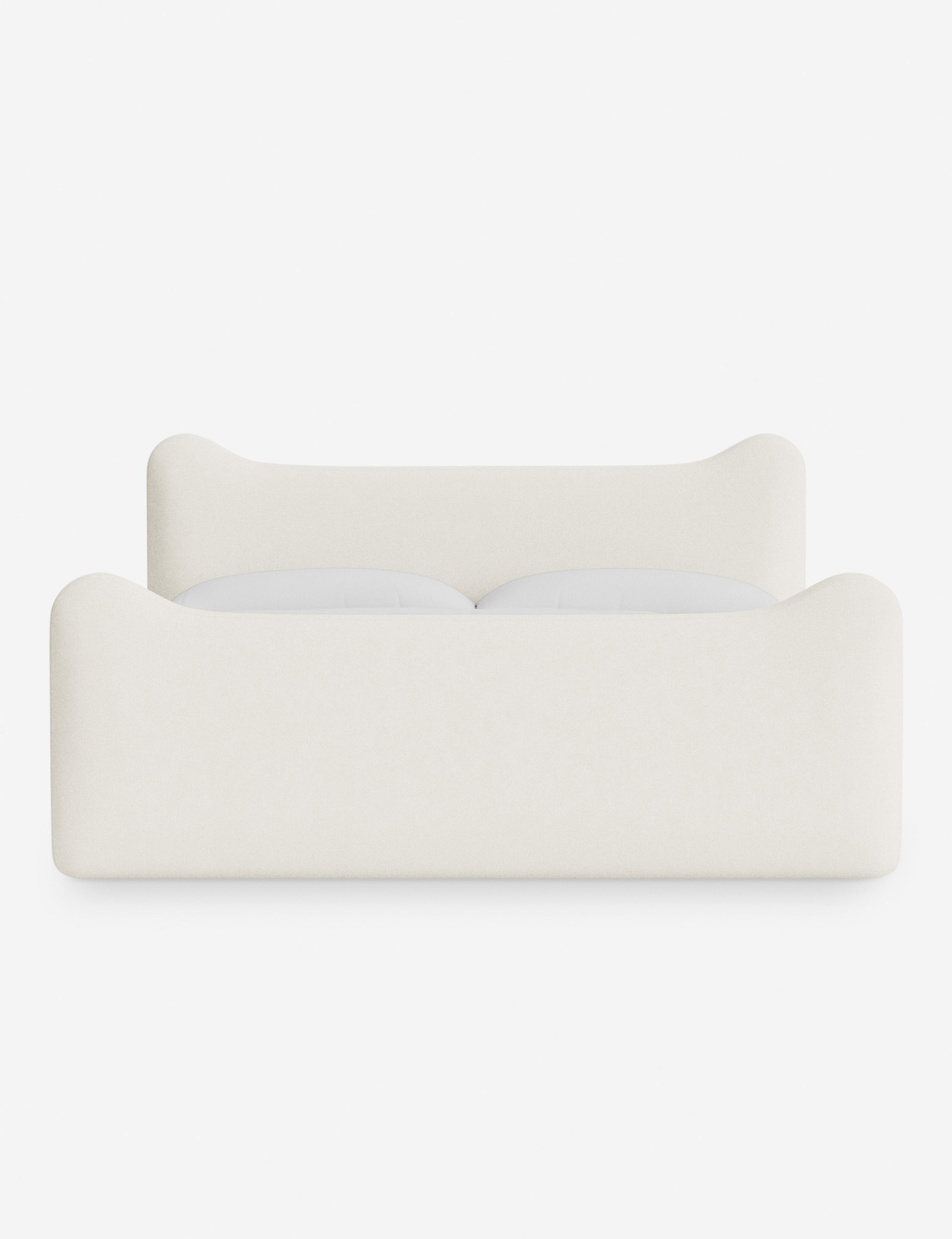 Lit plateforme - Dans le lit Briar, des lignes douces forment une silhouette raffinée à double couronne pour créer une profondeur sculpturale avec une touche de fantaisie