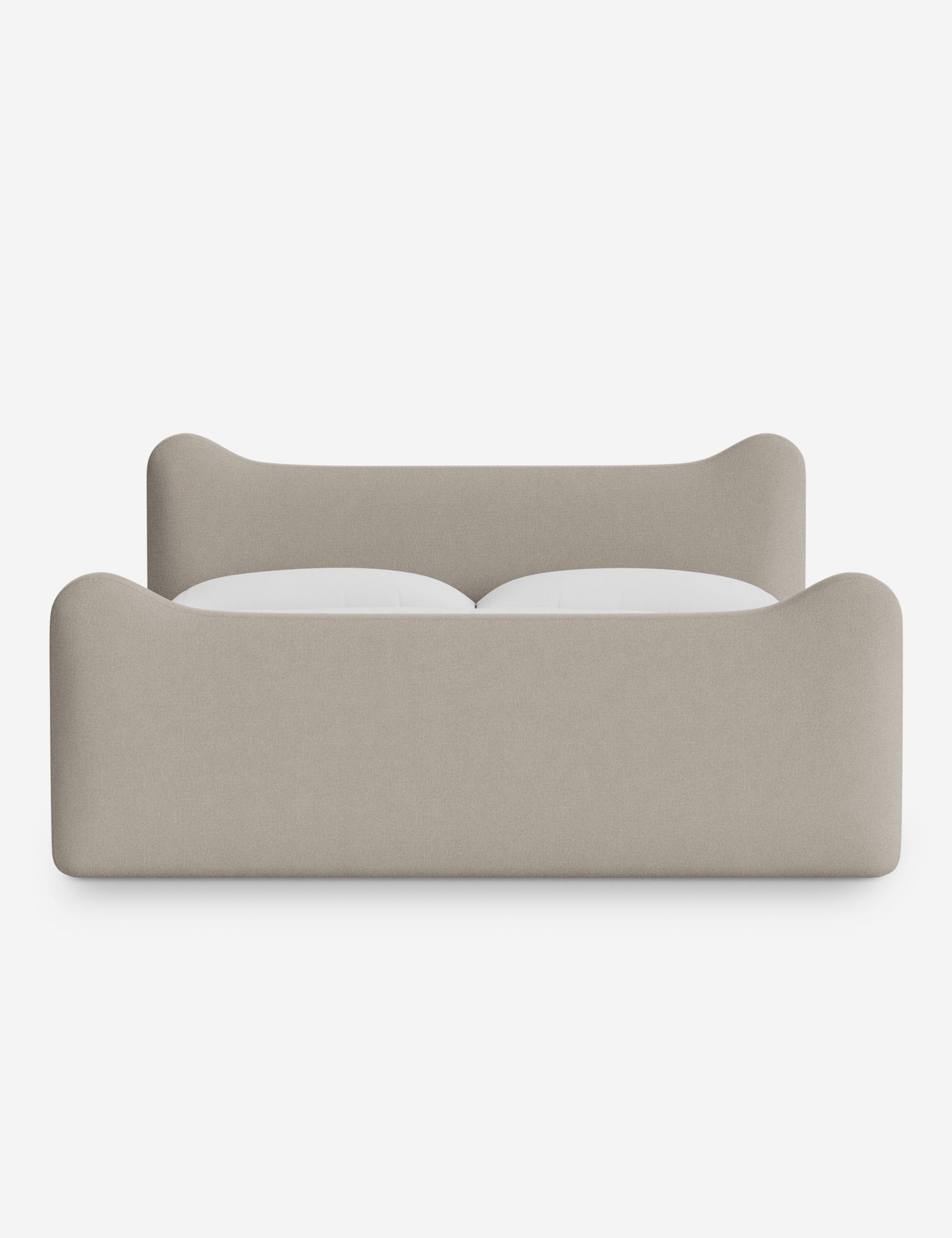 Lit plateforme - Dans le lit Briar, des lignes douces forment une silhouette raffinée à double couronne pour créer une profondeur sculpturale avec une touche de fantaisie