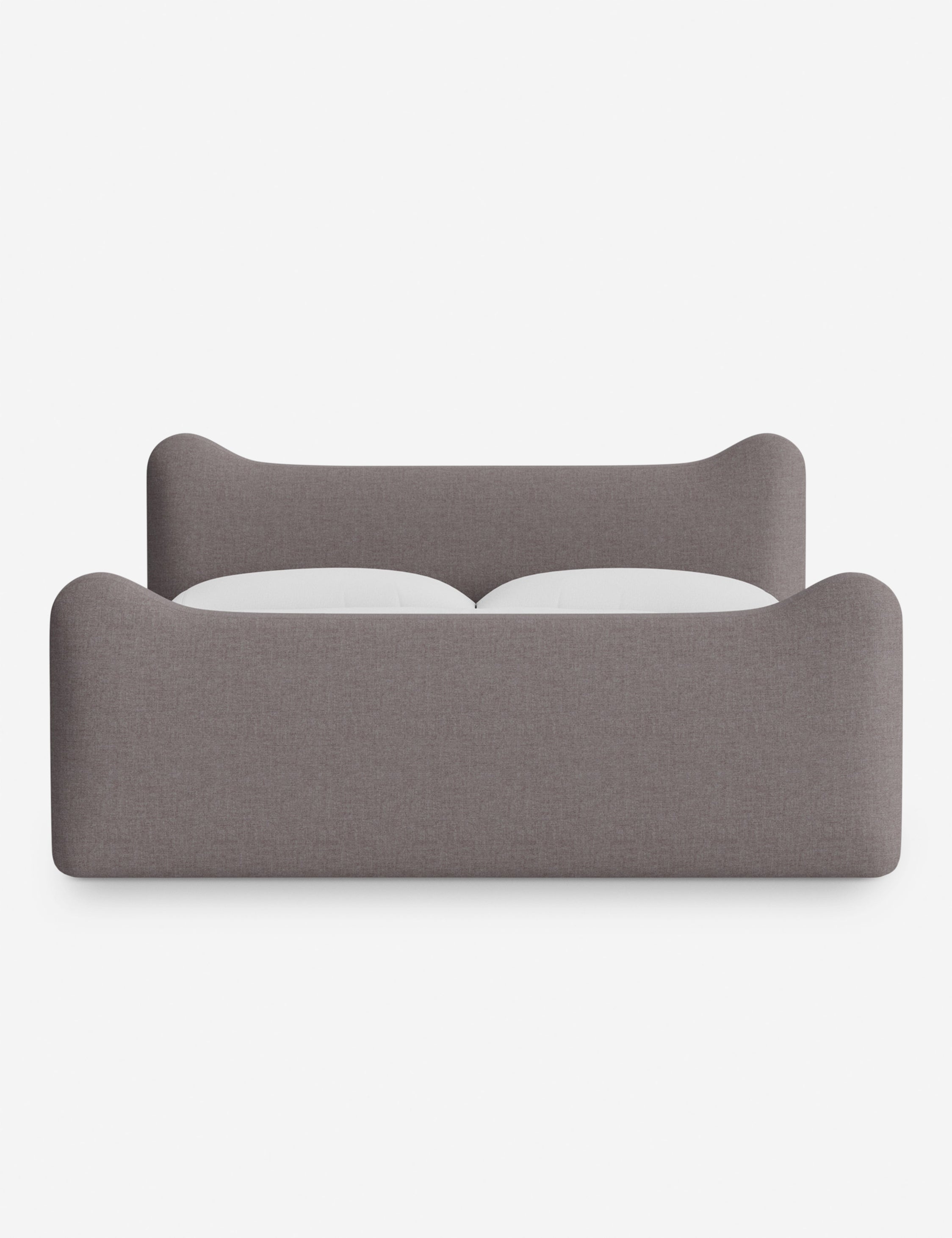 Lit plateforme - Dans le lit Briar, des lignes douces forment une silhouette raffinée à double couronne pour créer une profondeur sculpturale avec une touche de fantaisie