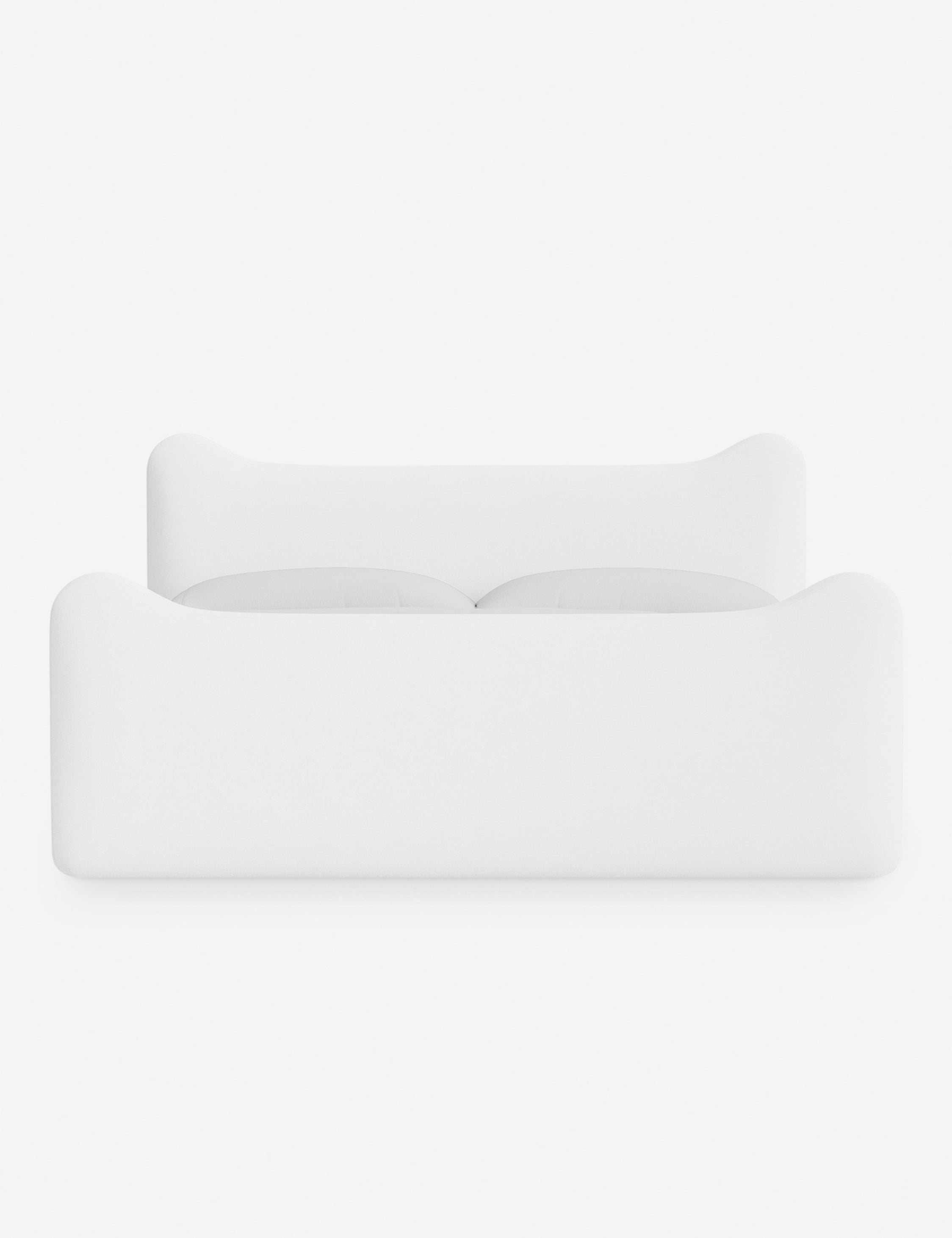 Lit plateforme - Dans le lit Briar, des lignes douces forment une silhouette raffinée à double couronne pour créer une profondeur sculpturale avec une touche de fantaisie