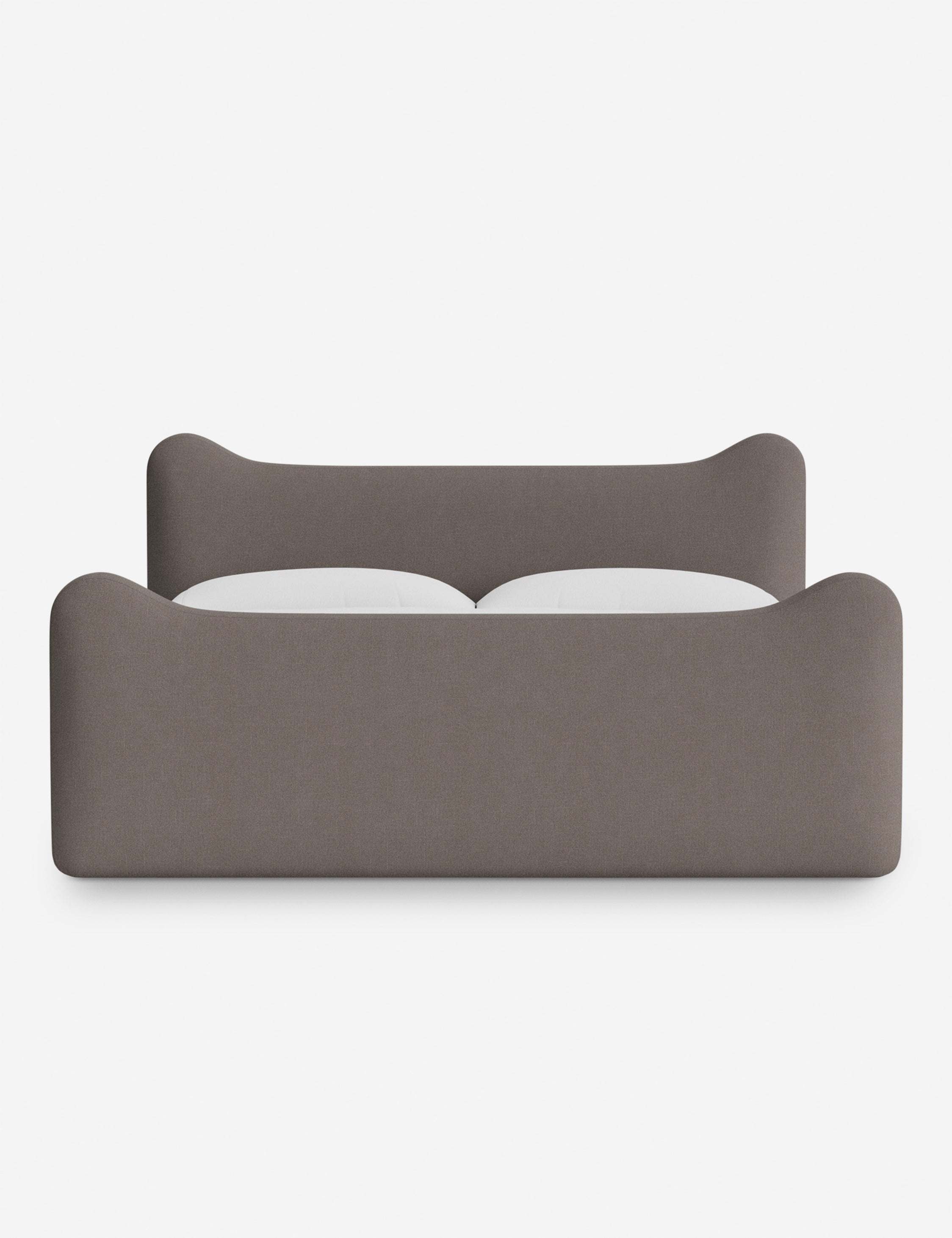 Lit plateforme - Dans le lit Briar, des lignes douces forment une silhouette raffinée à double couronne pour créer une profondeur sculpturale avec une touche de fantaisie