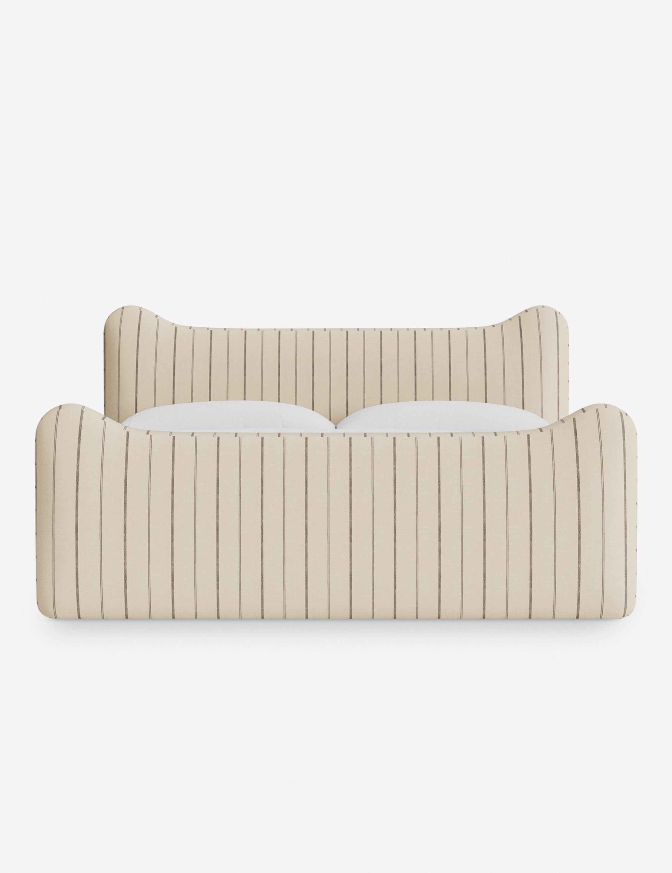 Lit plateforme - Dans le lit Briar, des lignes douces forment une silhouette raffinée à double couronne pour créer une profondeur sculpturale avec une touche de fantaisie