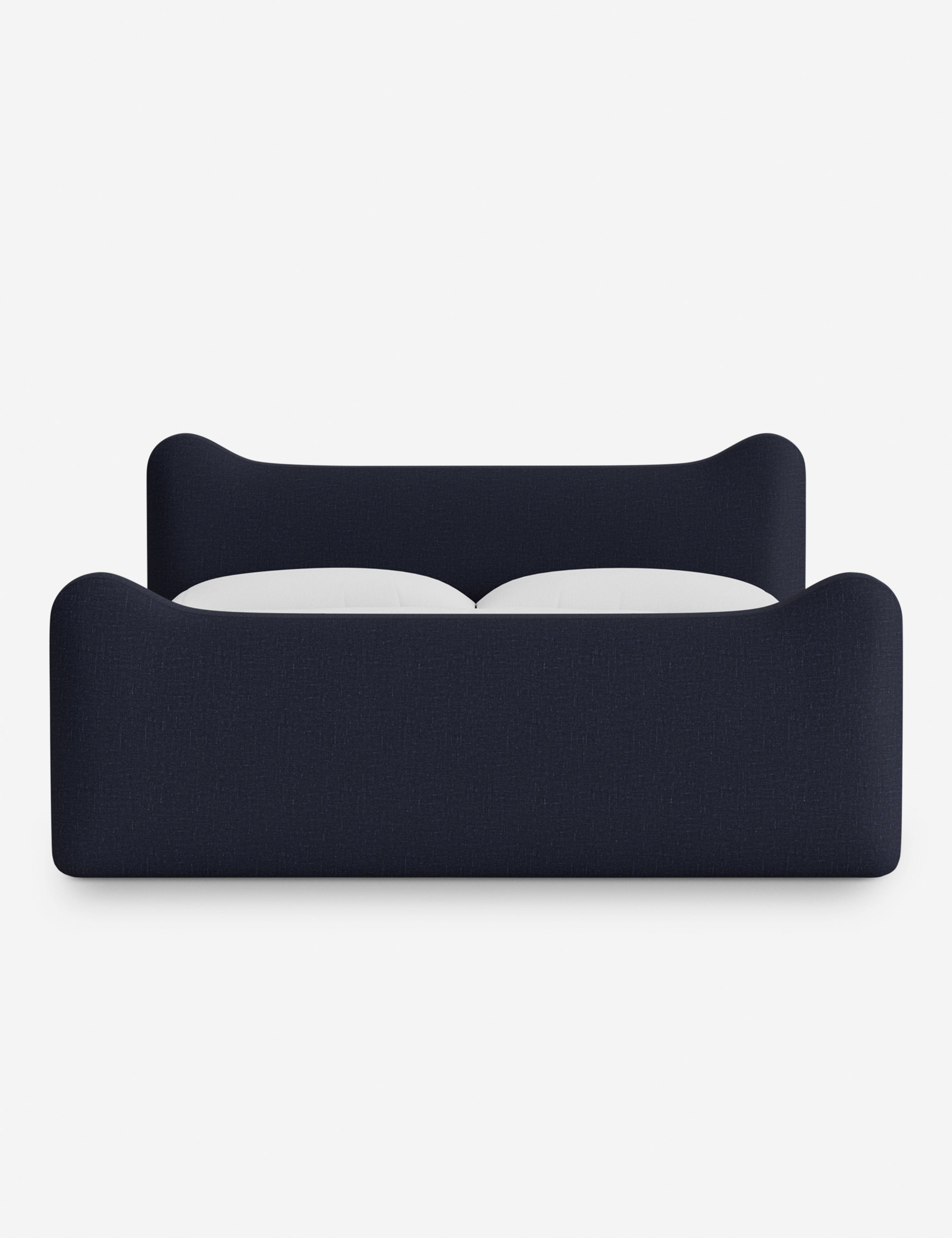 Lit plateforme - Dans le lit Briar, des lignes douces forment une silhouette raffinée à double couronne pour créer une profondeur sculpturale avec une touche de fantaisie