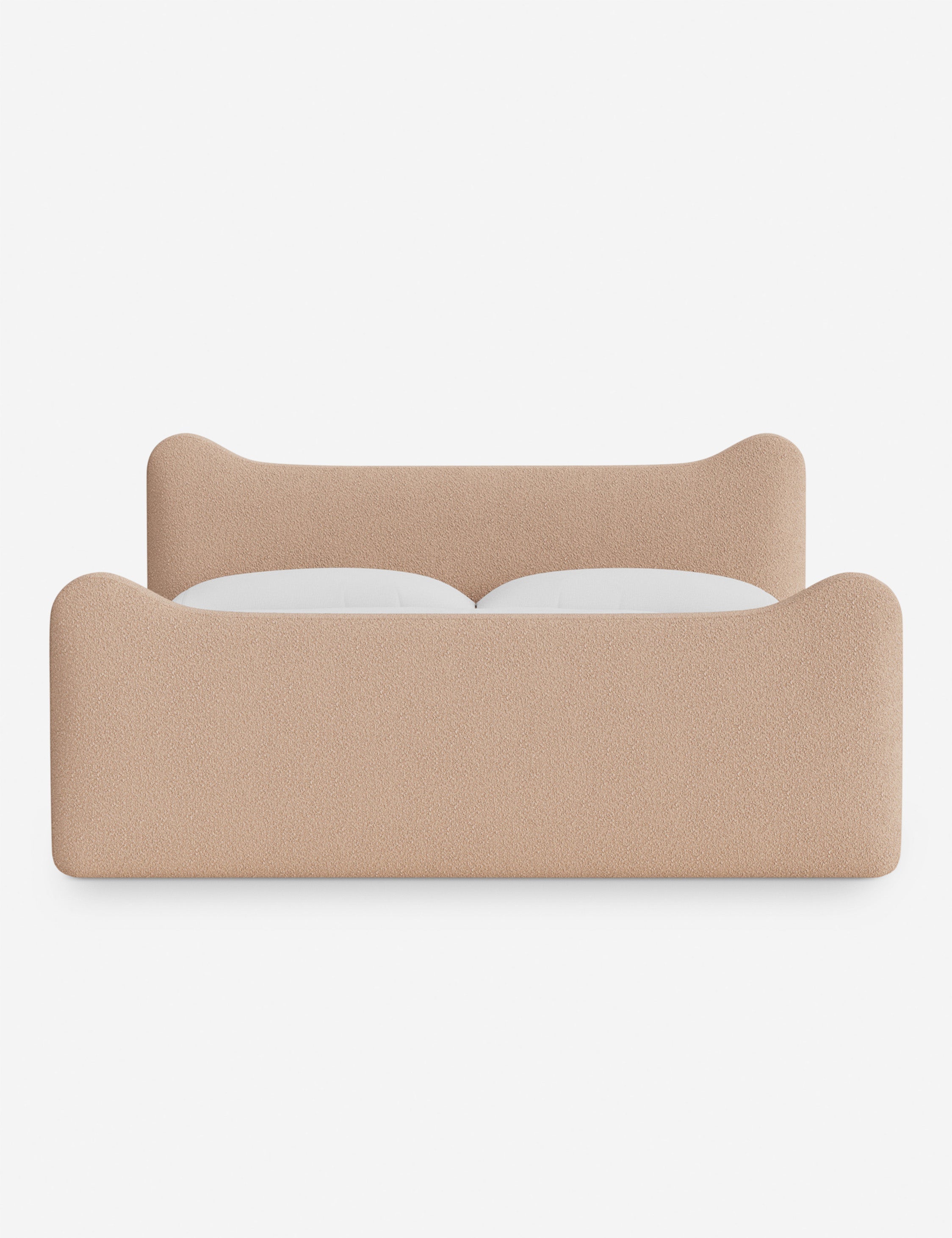 Lit plateforme - Dans le lit Briar, des lignes douces forment une silhouette raffinée à double couronne pour créer une profondeur sculpturale avec une touche de fantaisie