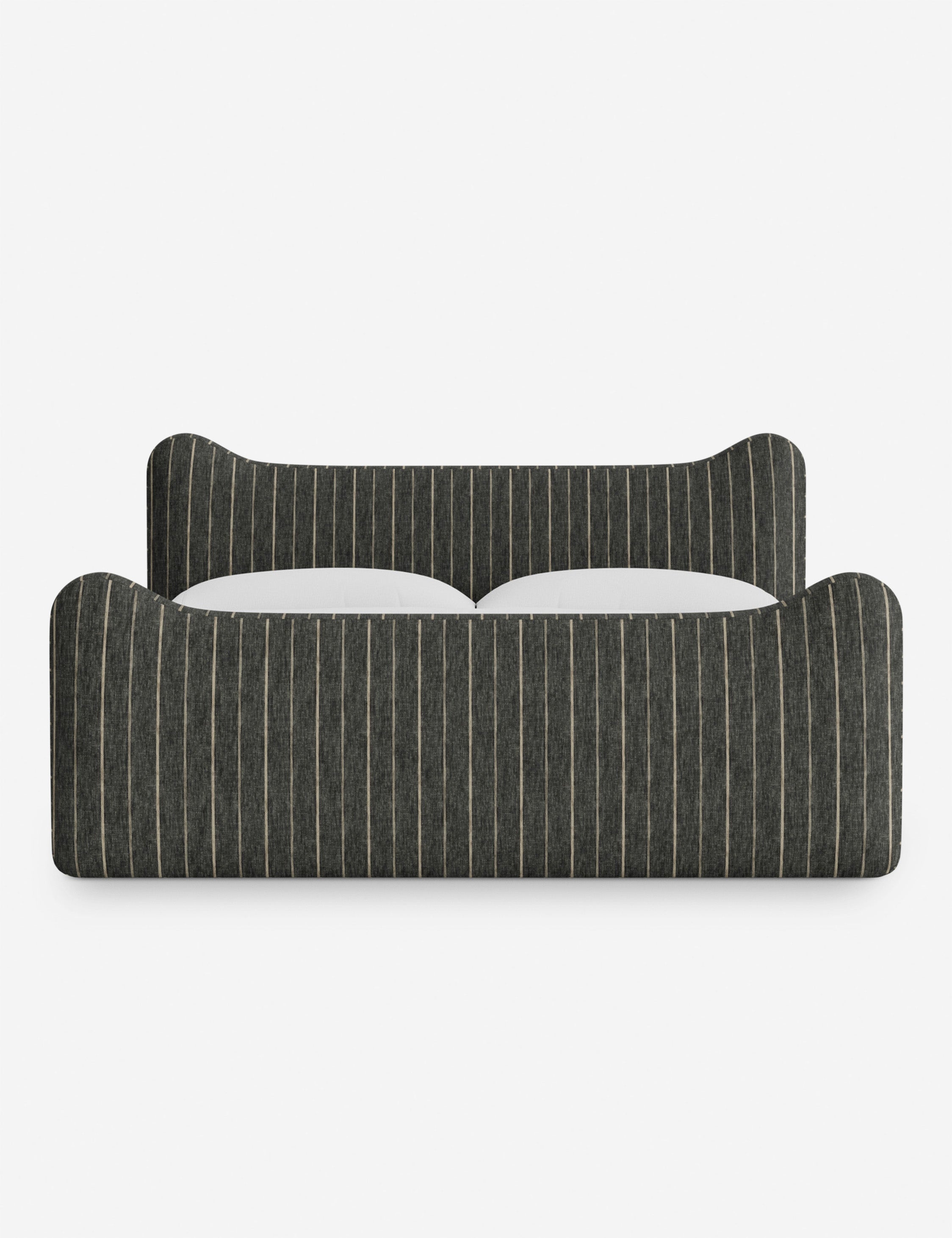 Lit plateforme - Dans le lit Briar, des lignes douces forment une silhouette raffinée à double couronne pour créer une profondeur sculpturale avec une touche de fantaisie