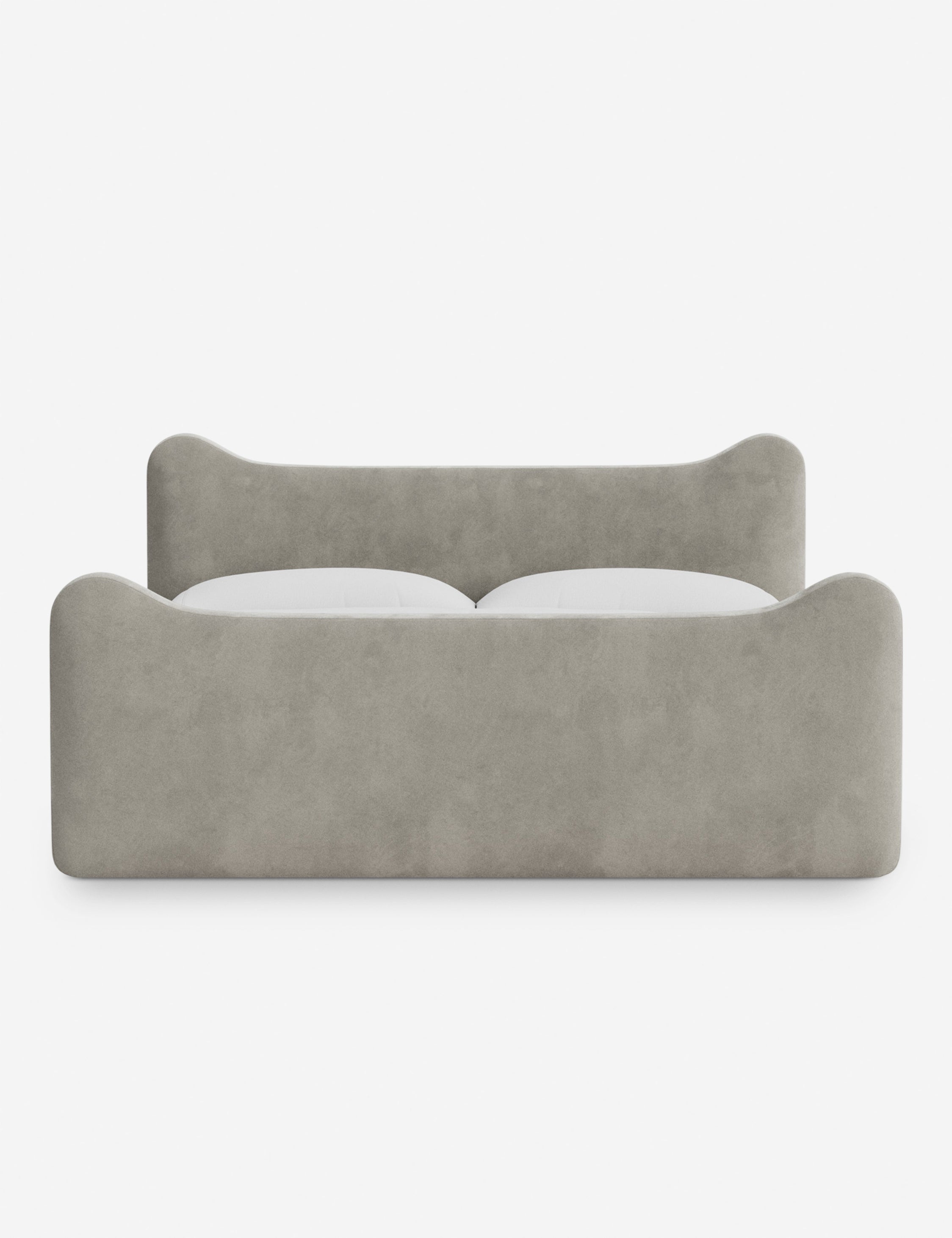 Lit plateforme - Dans le lit Briar, des lignes douces forment une silhouette raffinée à double couronne pour créer une profondeur sculpturale avec une touche de fantaisie