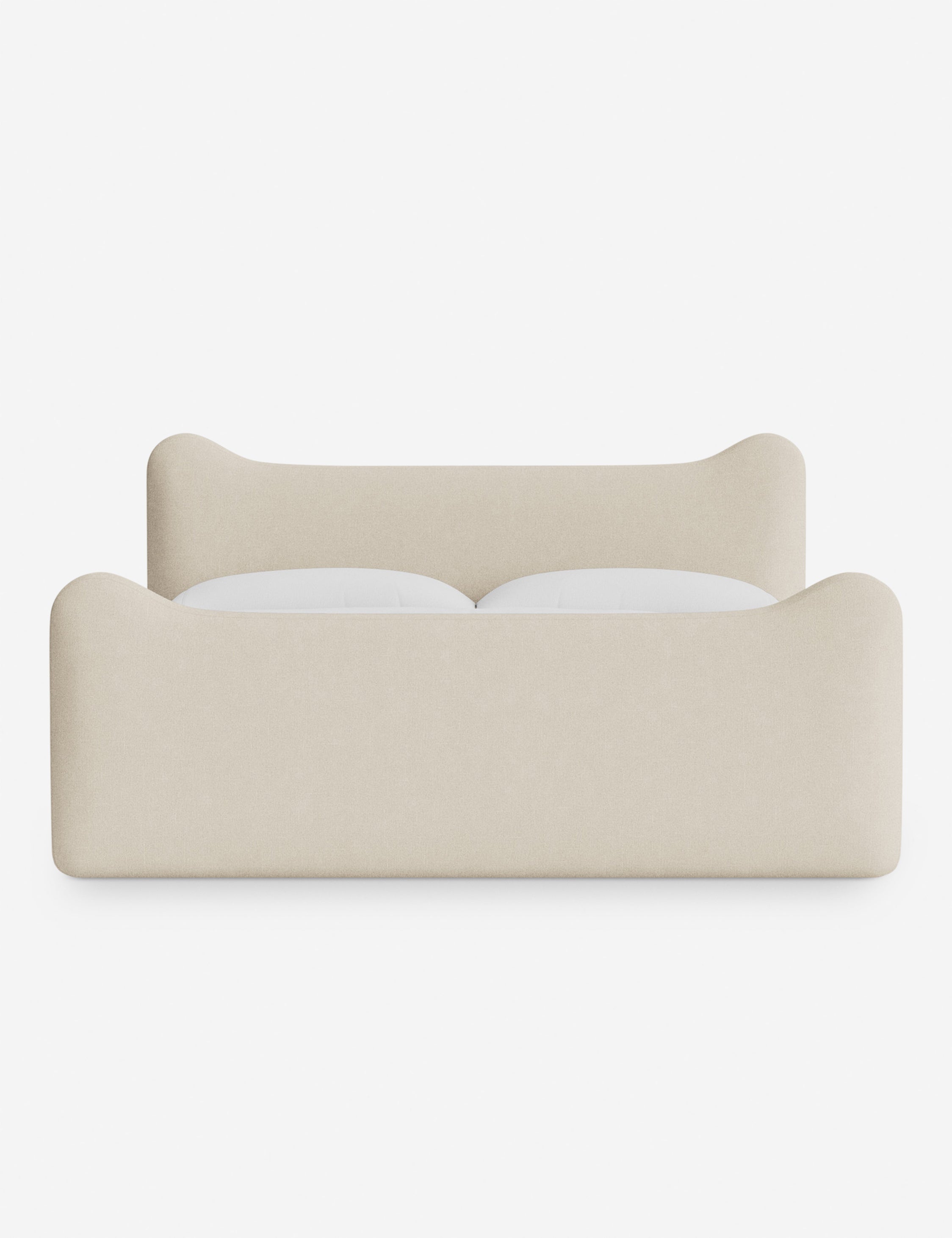 Lit plateforme - Dans le lit Briar, des lignes douces forment une silhouette raffinée à double couronne pour créer une profondeur sculpturale avec une touche de fantaisie