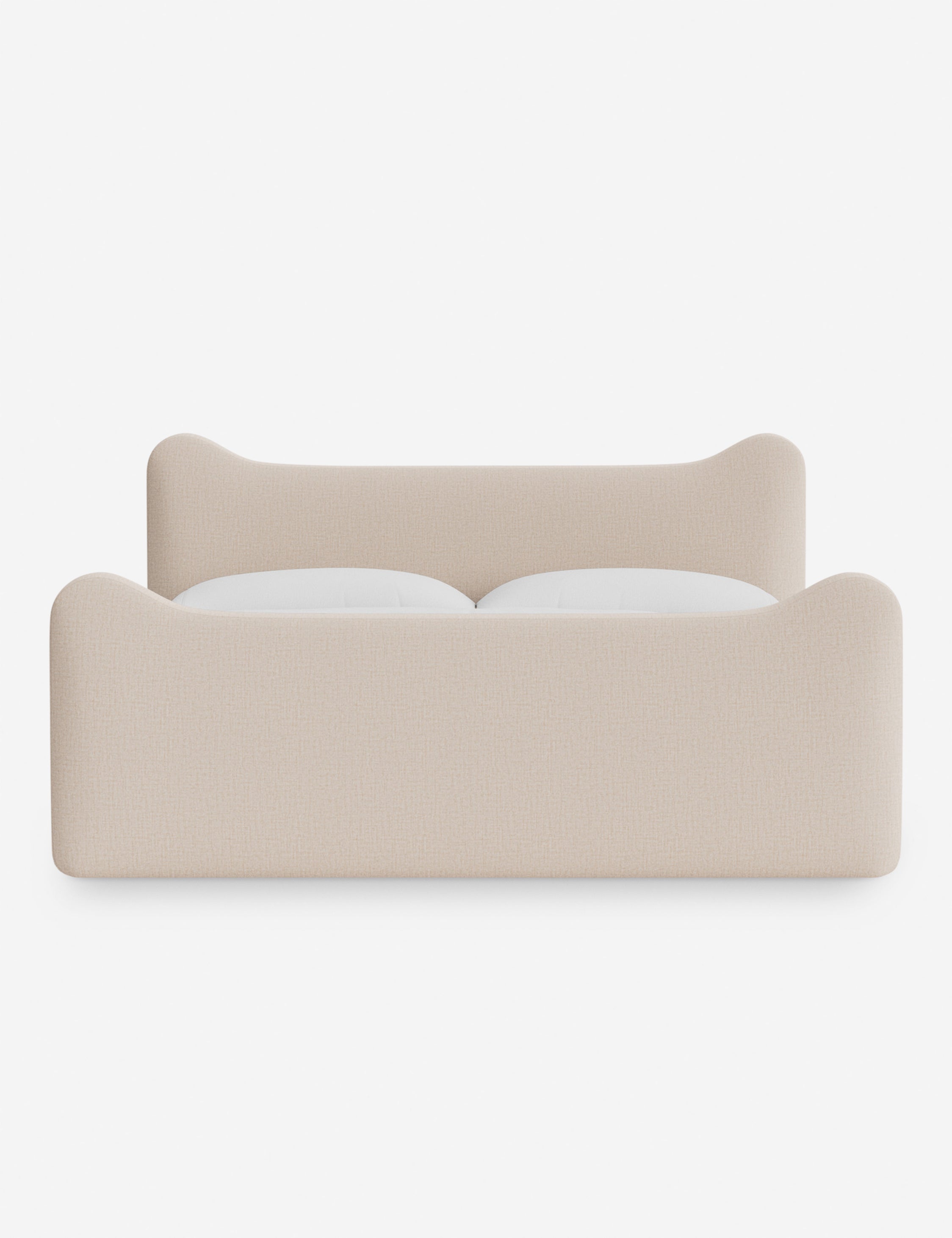 Lit plateforme - Dans le lit Briar, des lignes douces forment une silhouette raffinée à double couronne pour créer une profondeur sculpturale avec une touche de fantaisie