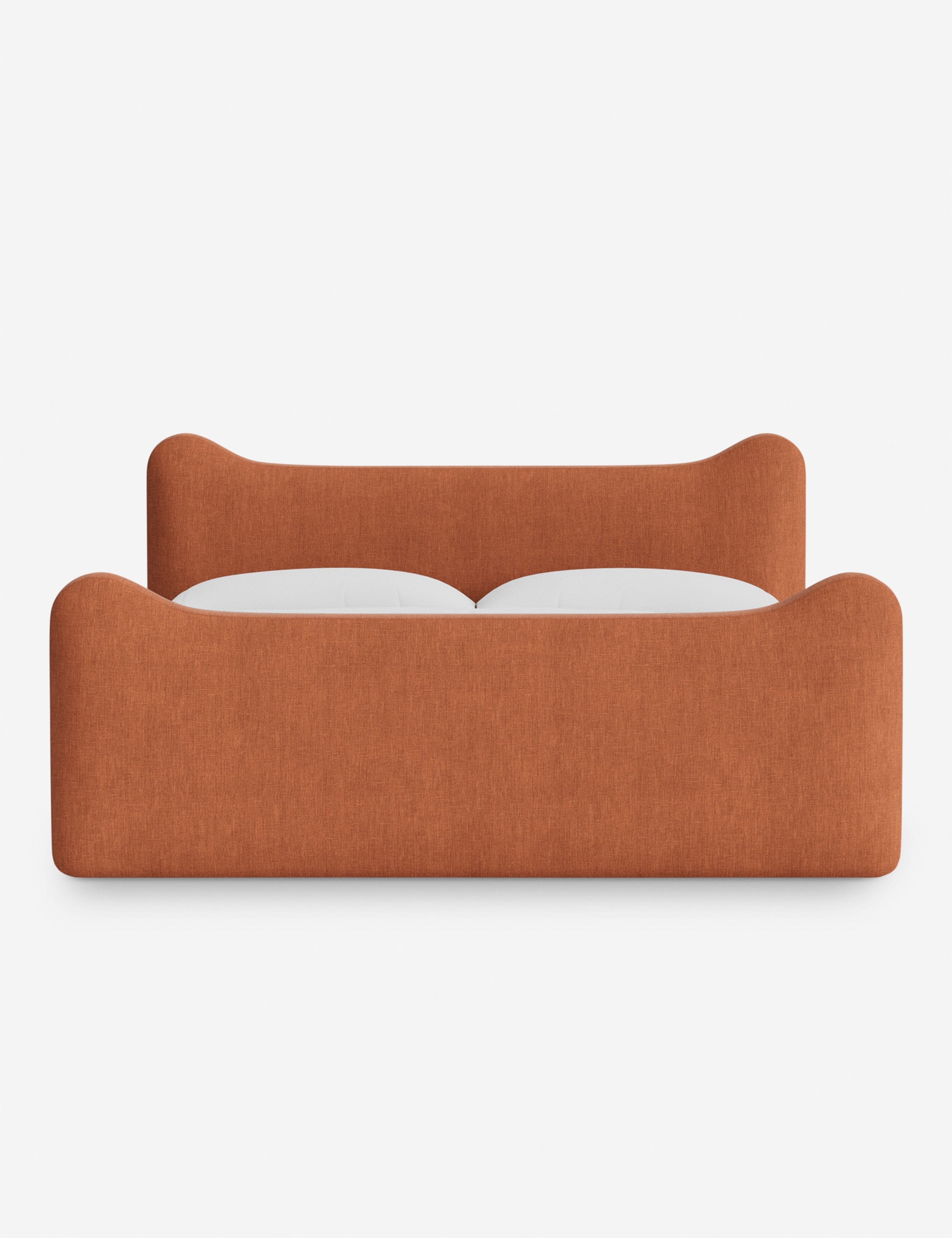 Lit plateforme - Dans le lit Briar, des lignes douces forment une silhouette raffinée à double couronne pour créer une profondeur sculpturale avec une touche de fantaisie