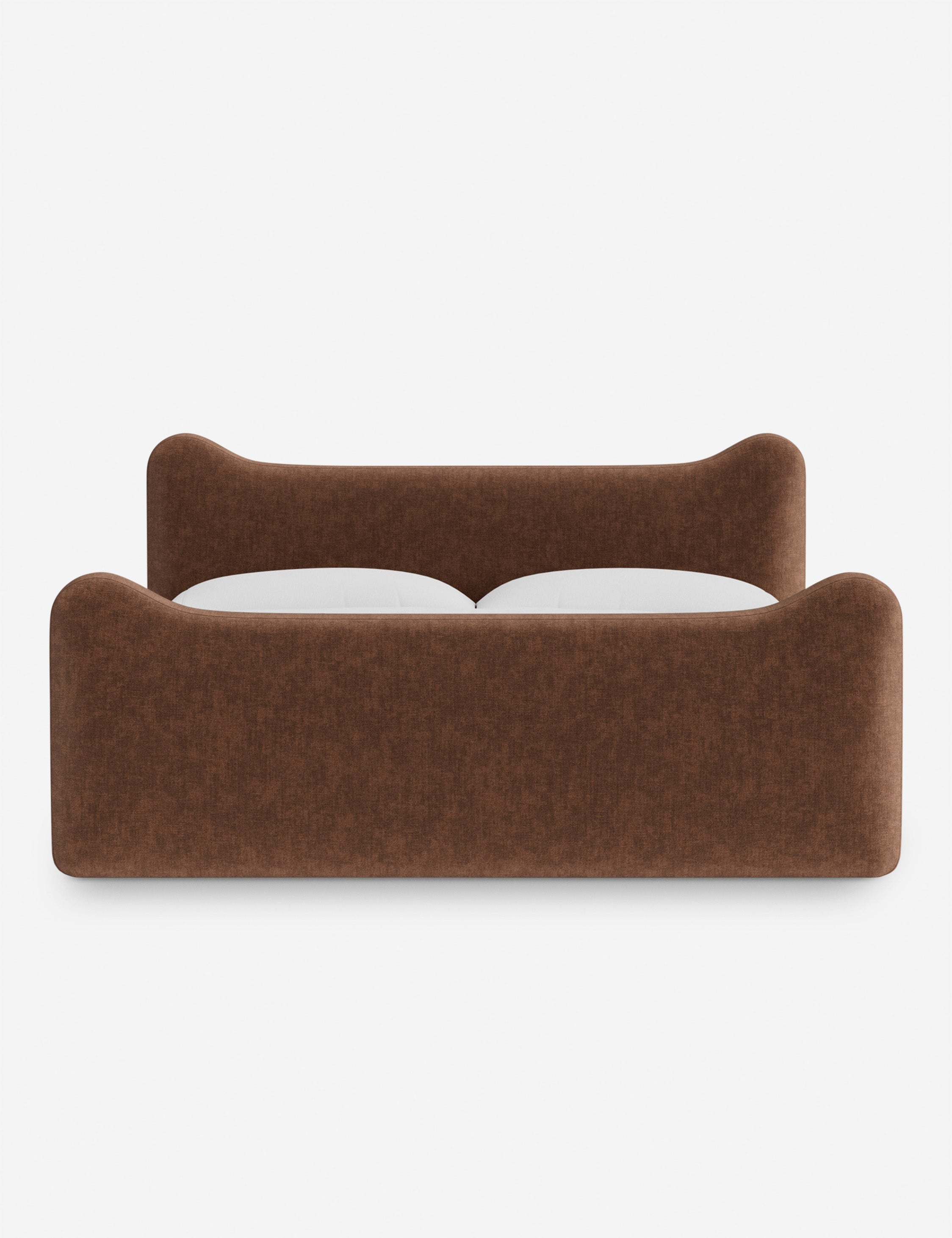 Lit plateforme - Dans le lit Briar, des lignes douces forment une silhouette raffinée à double couronne pour créer une profondeur sculpturale avec une touche de fantaisie