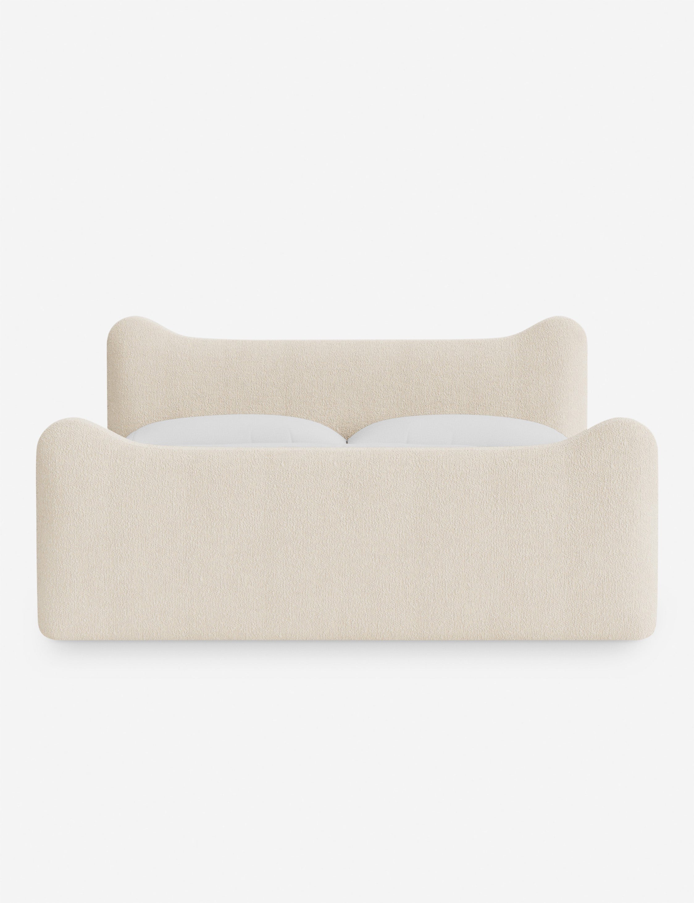 Lit plateforme - Dans le lit Briar, des lignes douces forment une silhouette raffinée à double couronne pour créer une profondeur sculpturale avec une touche de fantaisie