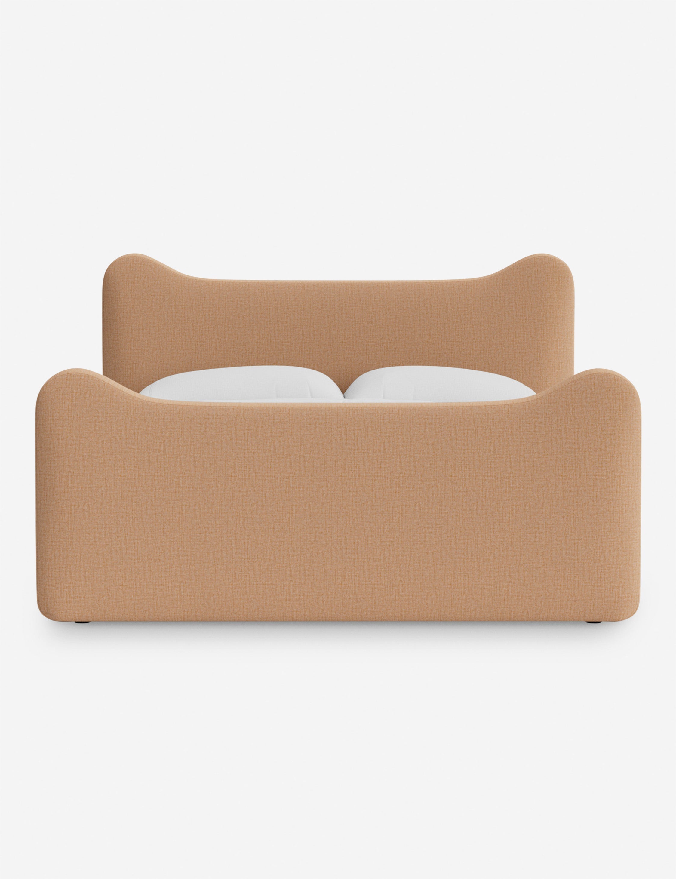 Lit plateforme - Dans le lit Briar, des lignes douces forment une silhouette raffinée à double couronne pour créer une profondeur sculpturale avec une touche de fantaisie