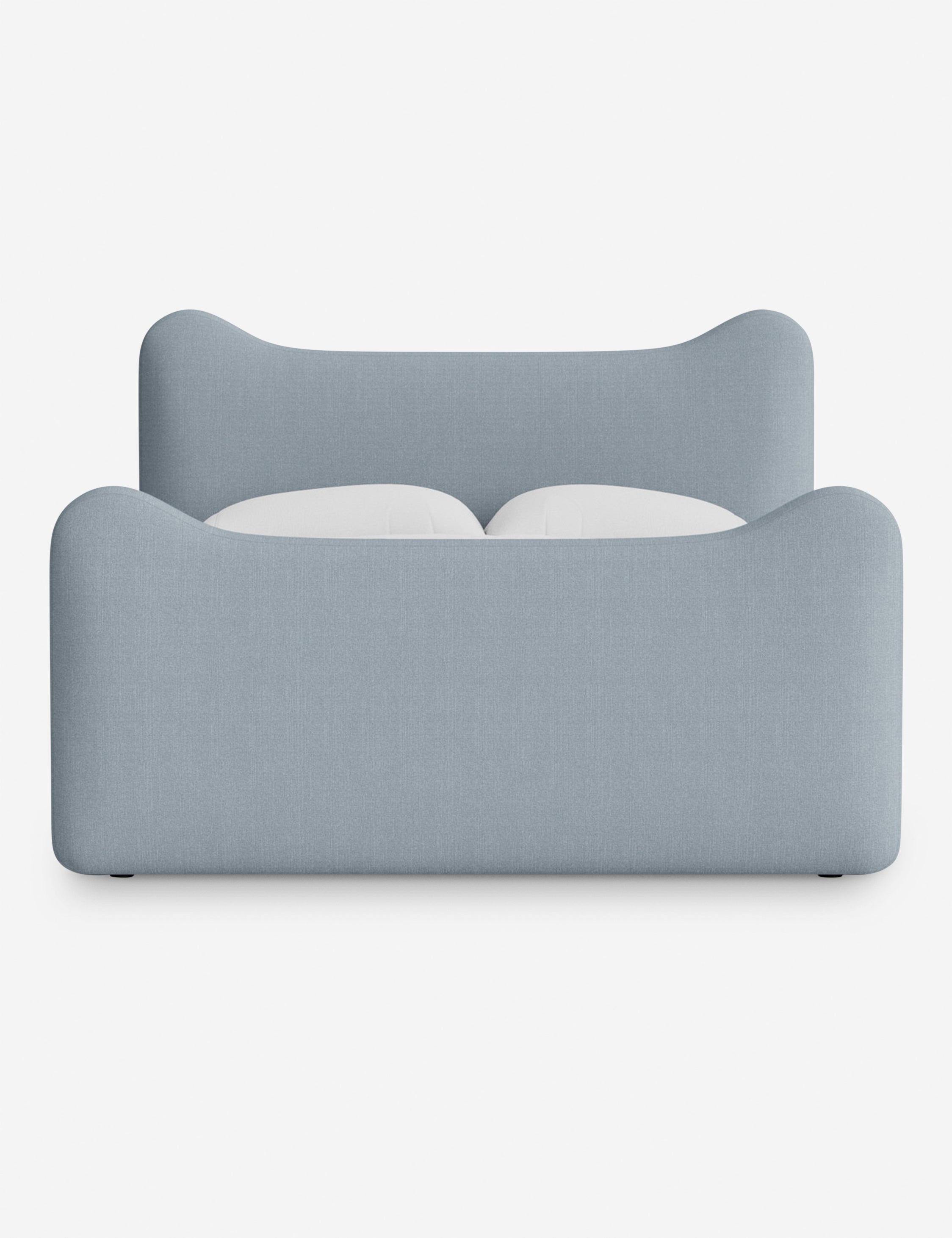 Lit plateforme - Dans le lit Briar, des lignes douces forment une silhouette raffinée à double couronne pour créer une profondeur sculpturale avec une touche de fantaisie
