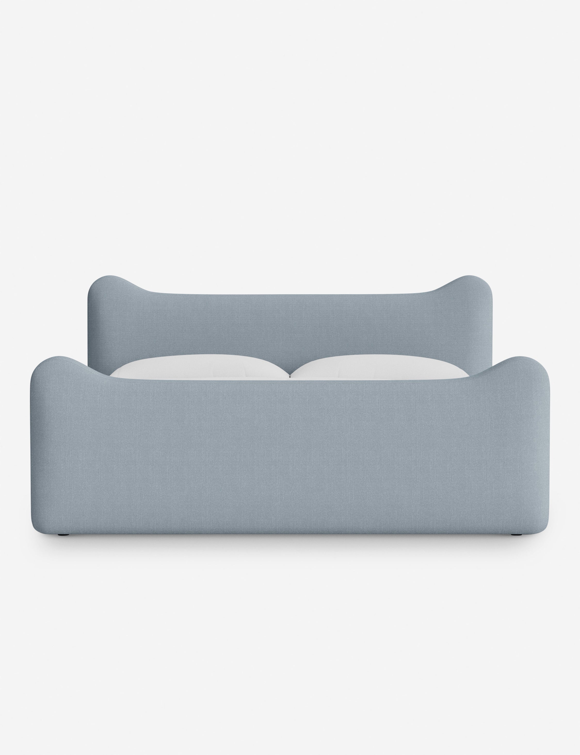 Lit plateforme - Dans le lit Briar, des lignes douces forment une silhouette raffinée à double couronne pour créer une profondeur sculpturale avec une touche de fantaisie