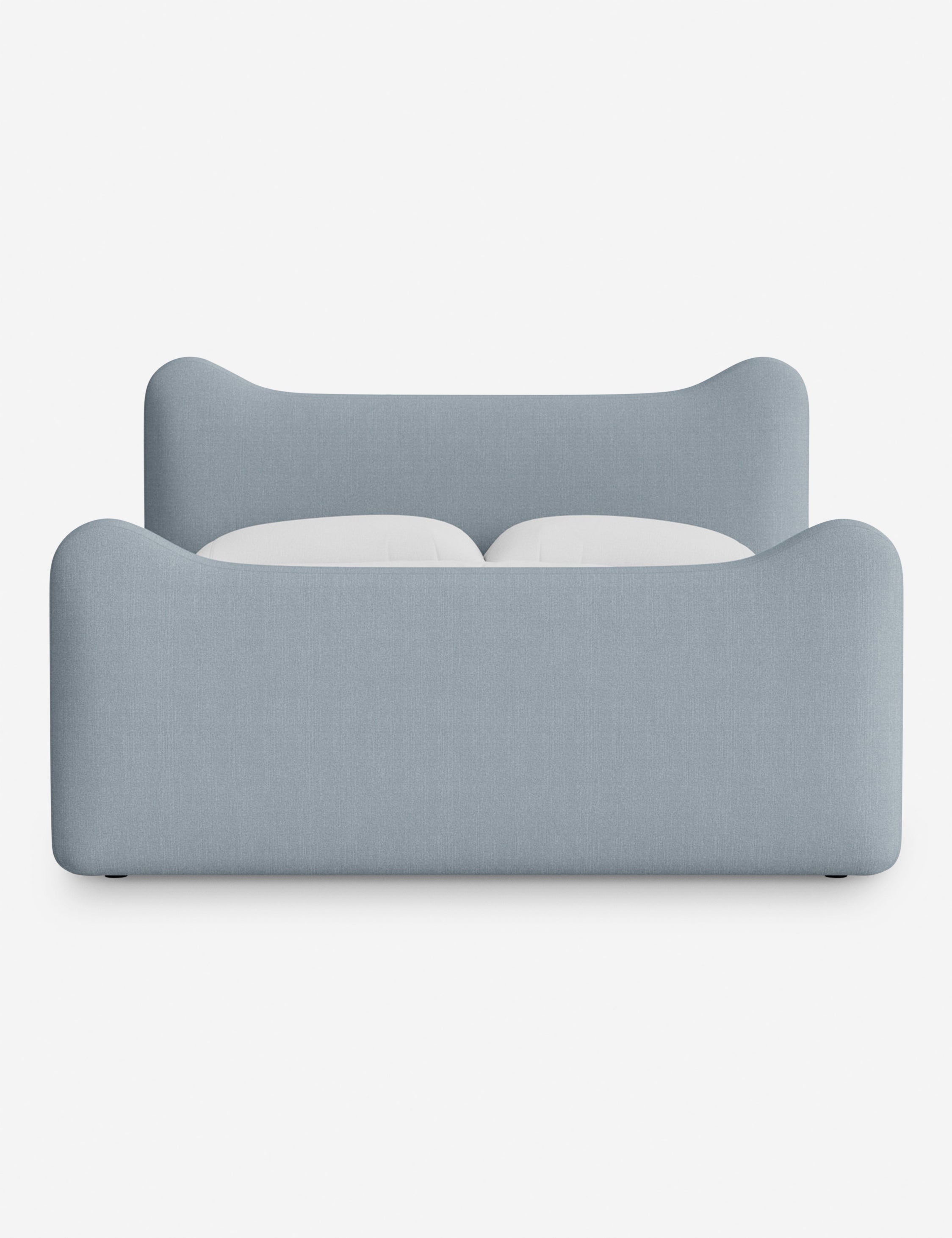 Lit plateforme - Dans le lit Briar, des lignes douces forment une silhouette raffinée à double couronne pour créer une profondeur sculpturale avec une touche de fantaisie