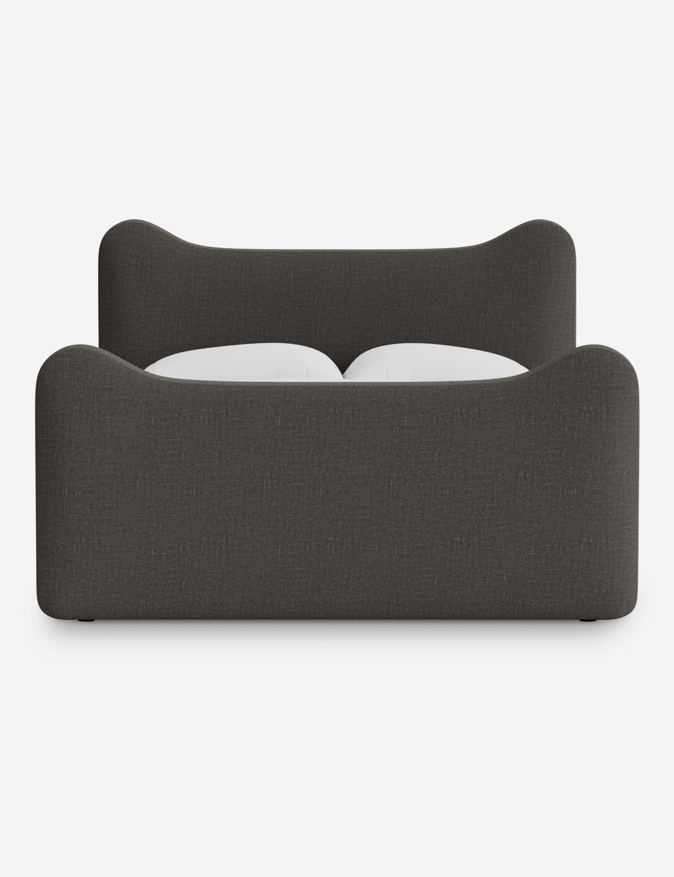 Lit plateforme - Dans le lit Briar, des lignes douces forment une silhouette raffinée à double couronne pour créer une profondeur sculpturale avec une touche de fantaisie
