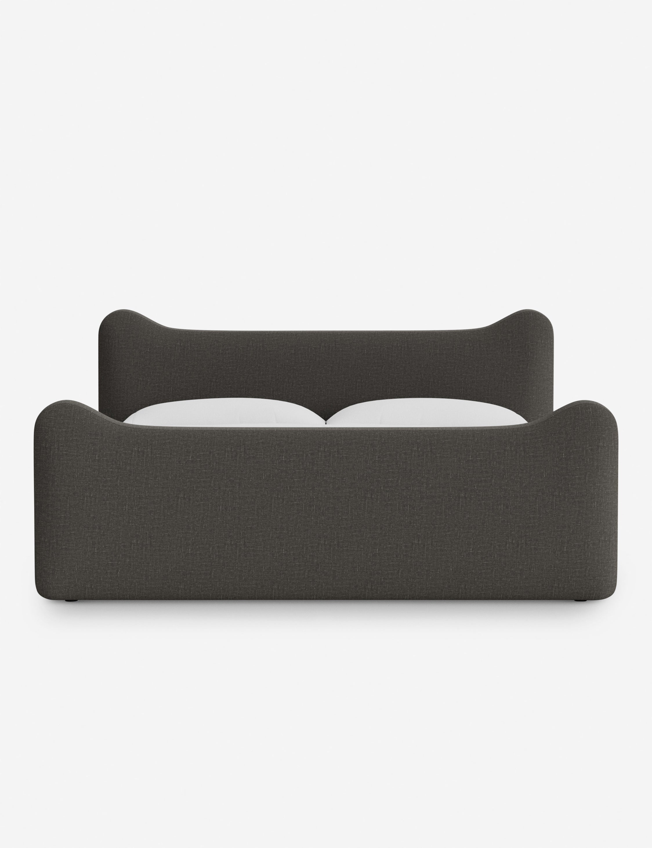 Lit plateforme - Dans le lit Briar, des lignes douces forment une silhouette raffinée à double couronne pour créer une profondeur sculpturale avec une touche de fantaisie