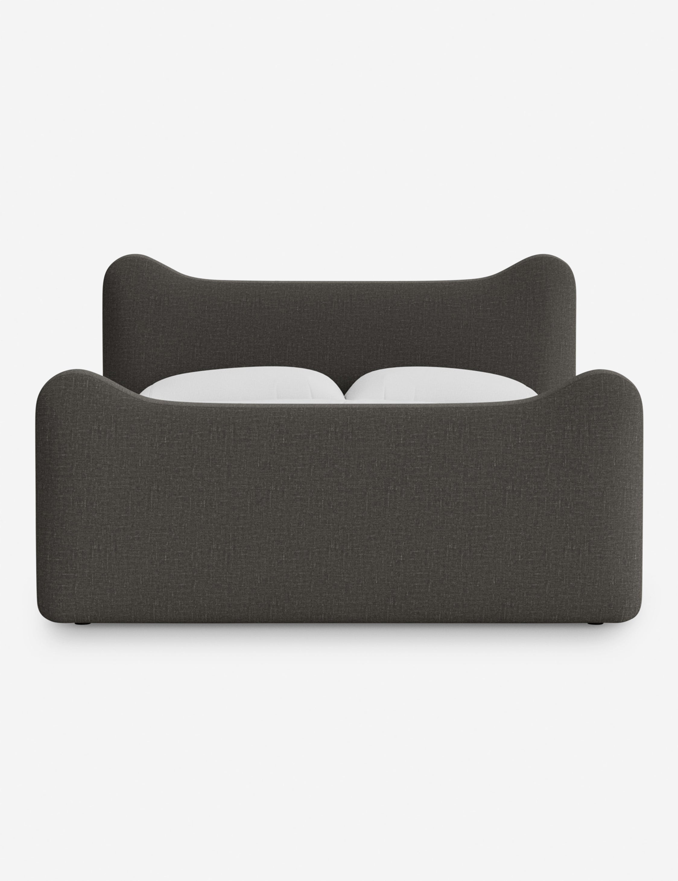 Lit plateforme - Dans le lit Briar, des lignes douces forment une silhouette raffinée à double couronne pour créer une profondeur sculpturale avec une touche de fantaisie