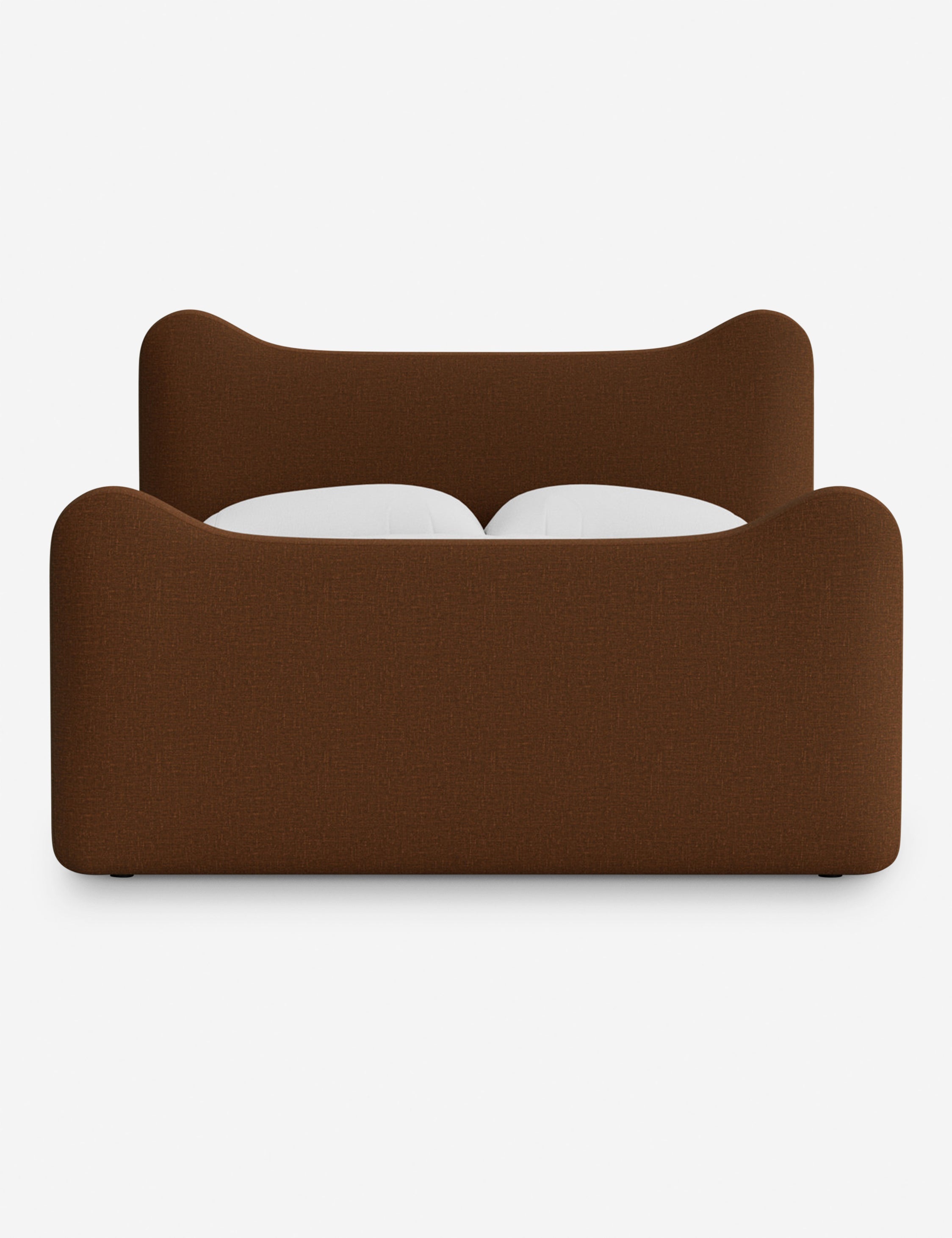 Lit plateforme - Dans le lit Briar, des lignes douces forment une silhouette raffinée à double couronne pour créer une profondeur sculpturale avec une touche de fantaisie