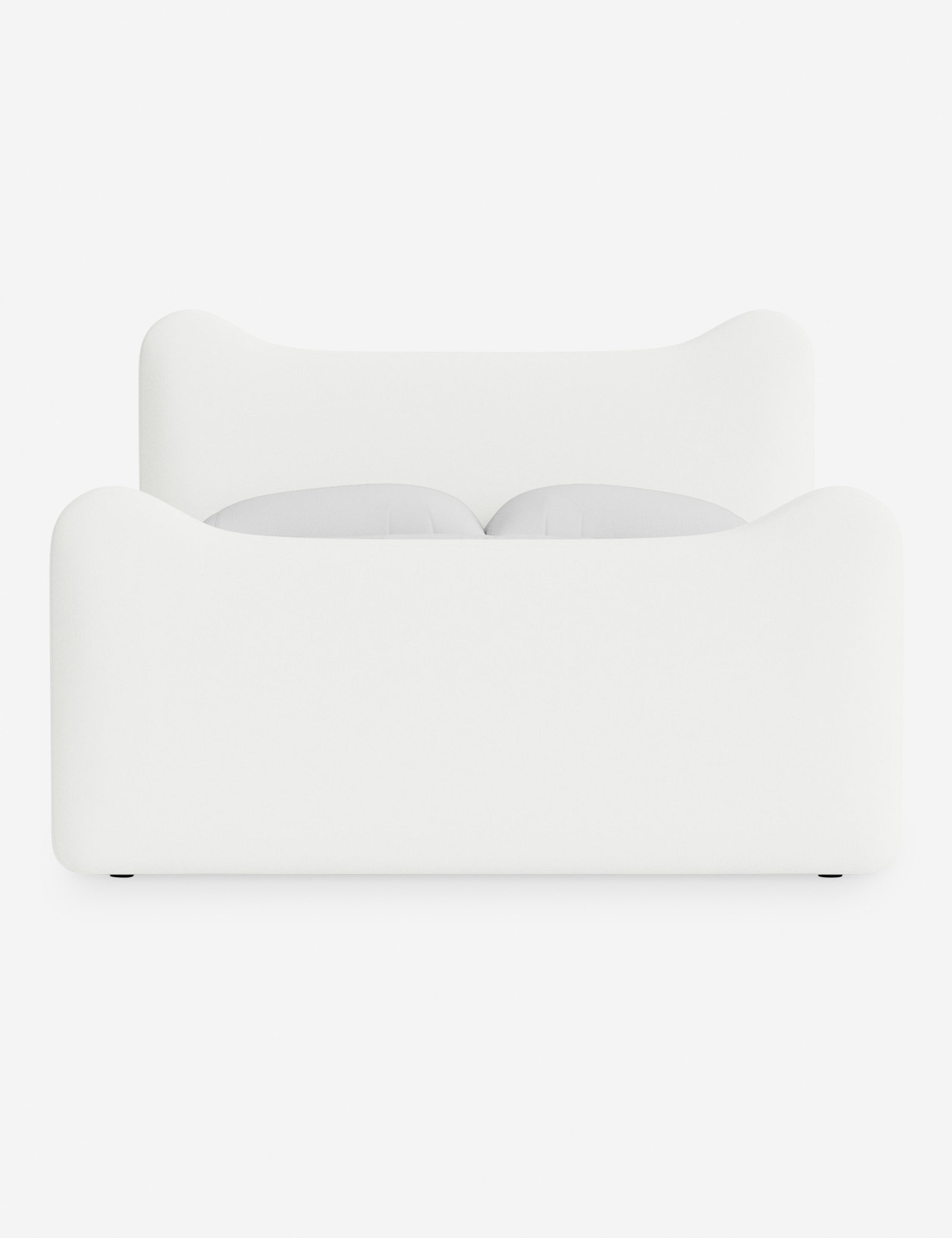 Lit plateforme - Dans le lit Briar, des lignes douces forment une silhouette raffinée à double couronne pour créer une profondeur sculpturale avec une touche de fantaisie