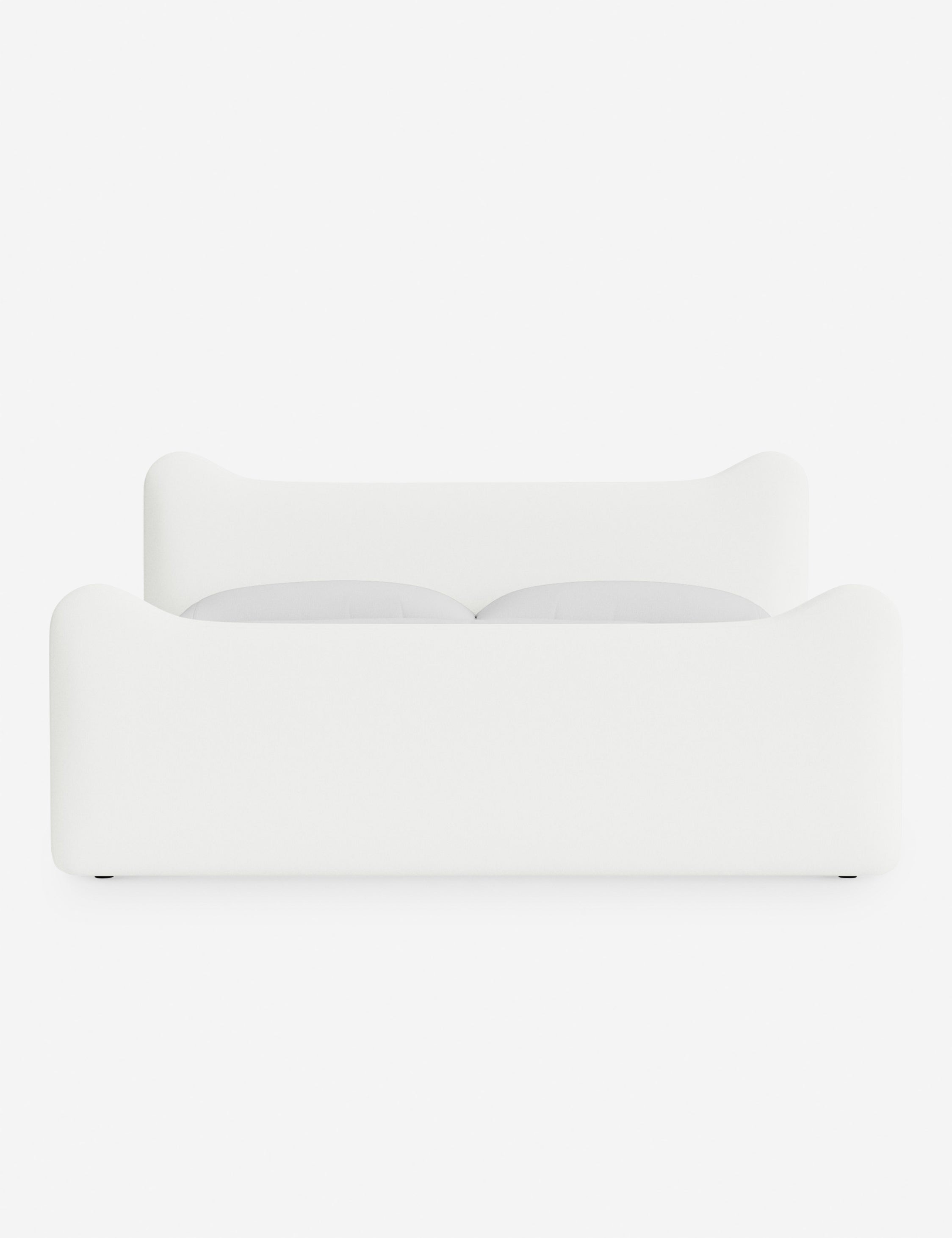 Lit plateforme - Dans le lit Briar, des lignes douces forment une silhouette raffinée à double couronne pour créer une profondeur sculpturale avec une touche de fantaisie