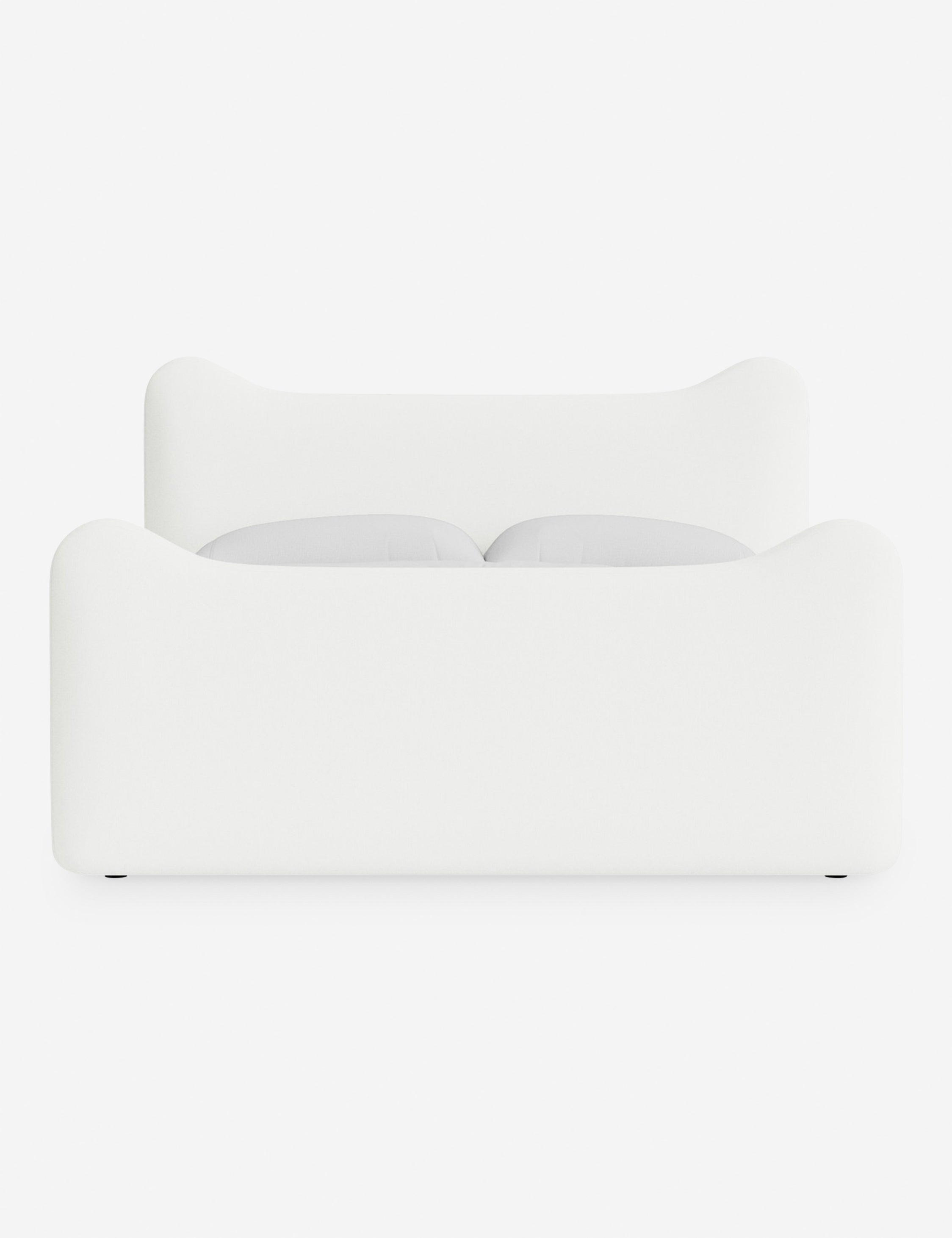 Lit plateforme - Dans le lit Briar, des lignes douces forment une silhouette raffinée à double couronne pour créer une profondeur sculpturale avec une touche de fantaisie
