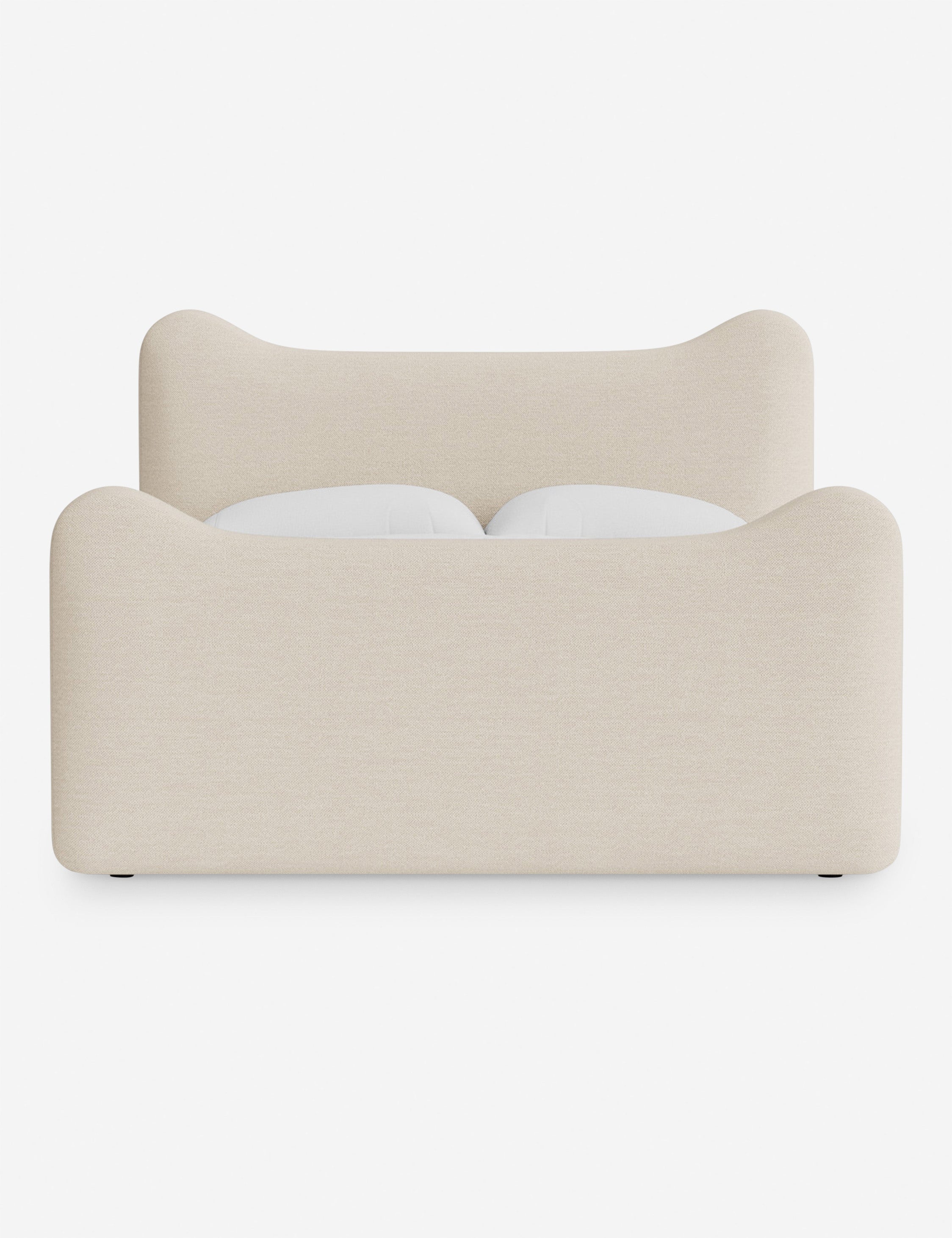 Lit plateforme - Dans le lit Briar, des lignes douces forment une silhouette raffinée à double couronne pour créer une profondeur sculpturale avec une touche de fantaisie