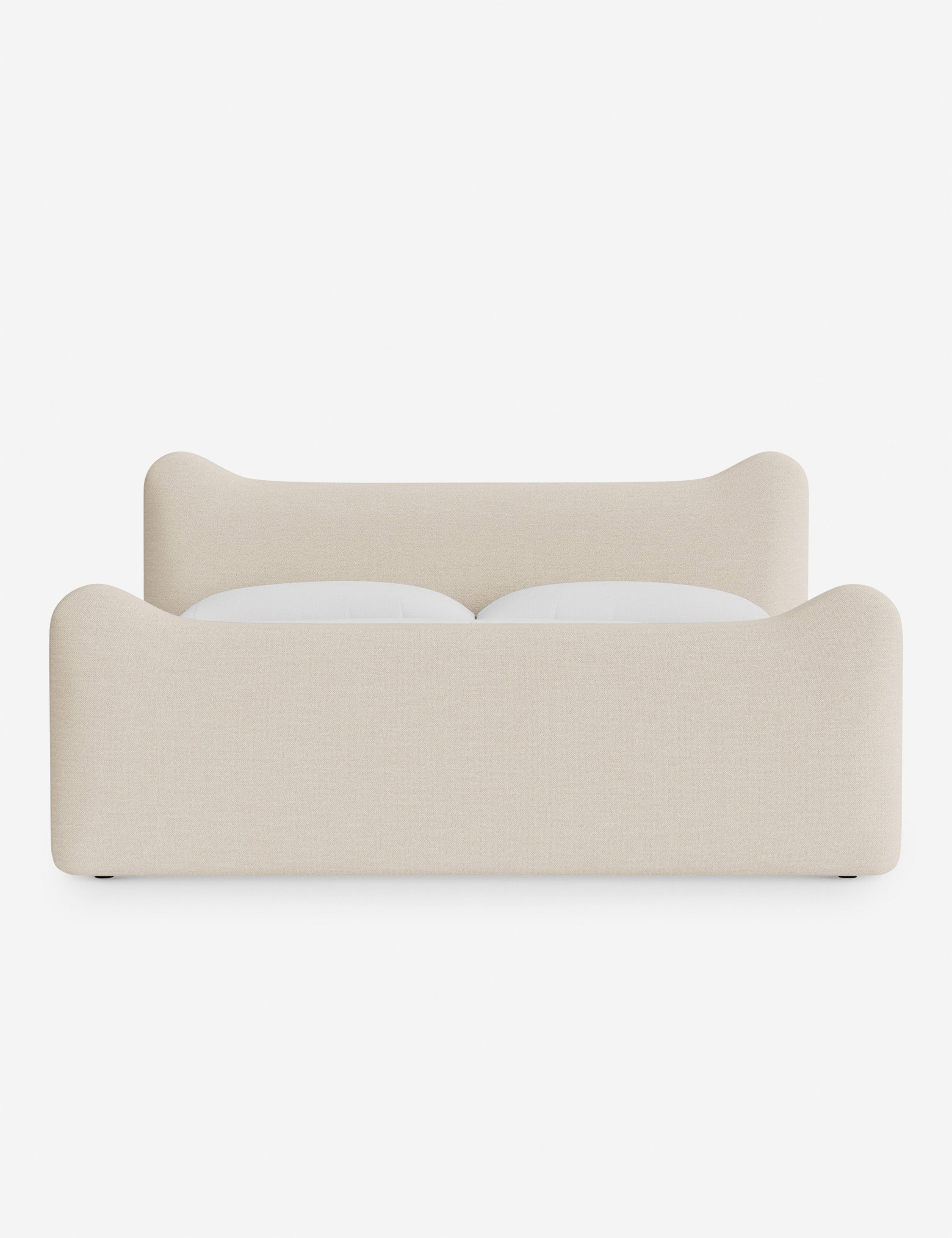 Lit plateforme - Dans le lit Briar, des lignes douces forment une silhouette raffinée à double couronne pour créer une profondeur sculpturale avec une touche de fantaisie