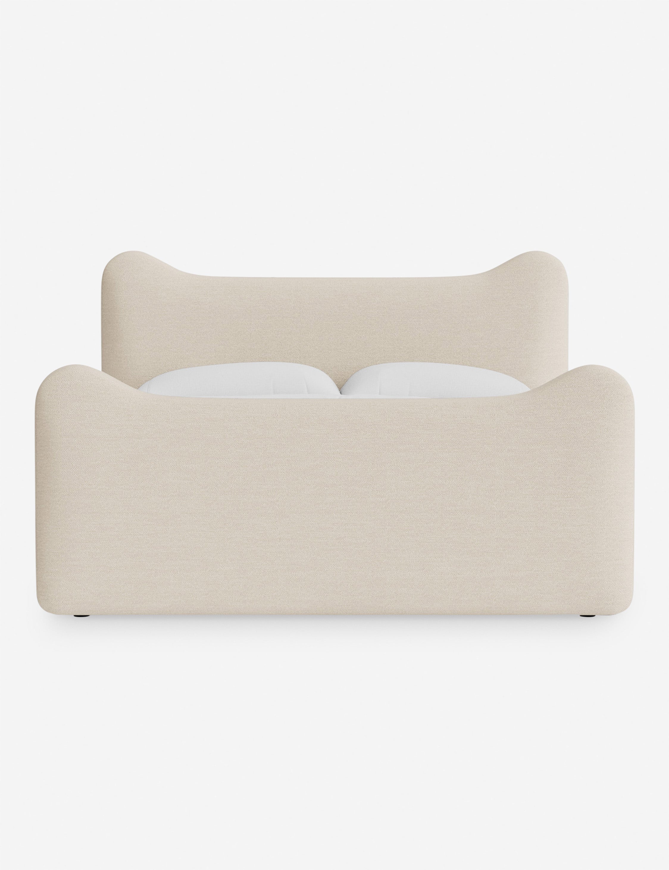 Lit plateforme - Dans le lit Briar, des lignes douces forment une silhouette raffinée à double couronne pour créer une profondeur sculpturale avec une touche de fantaisie