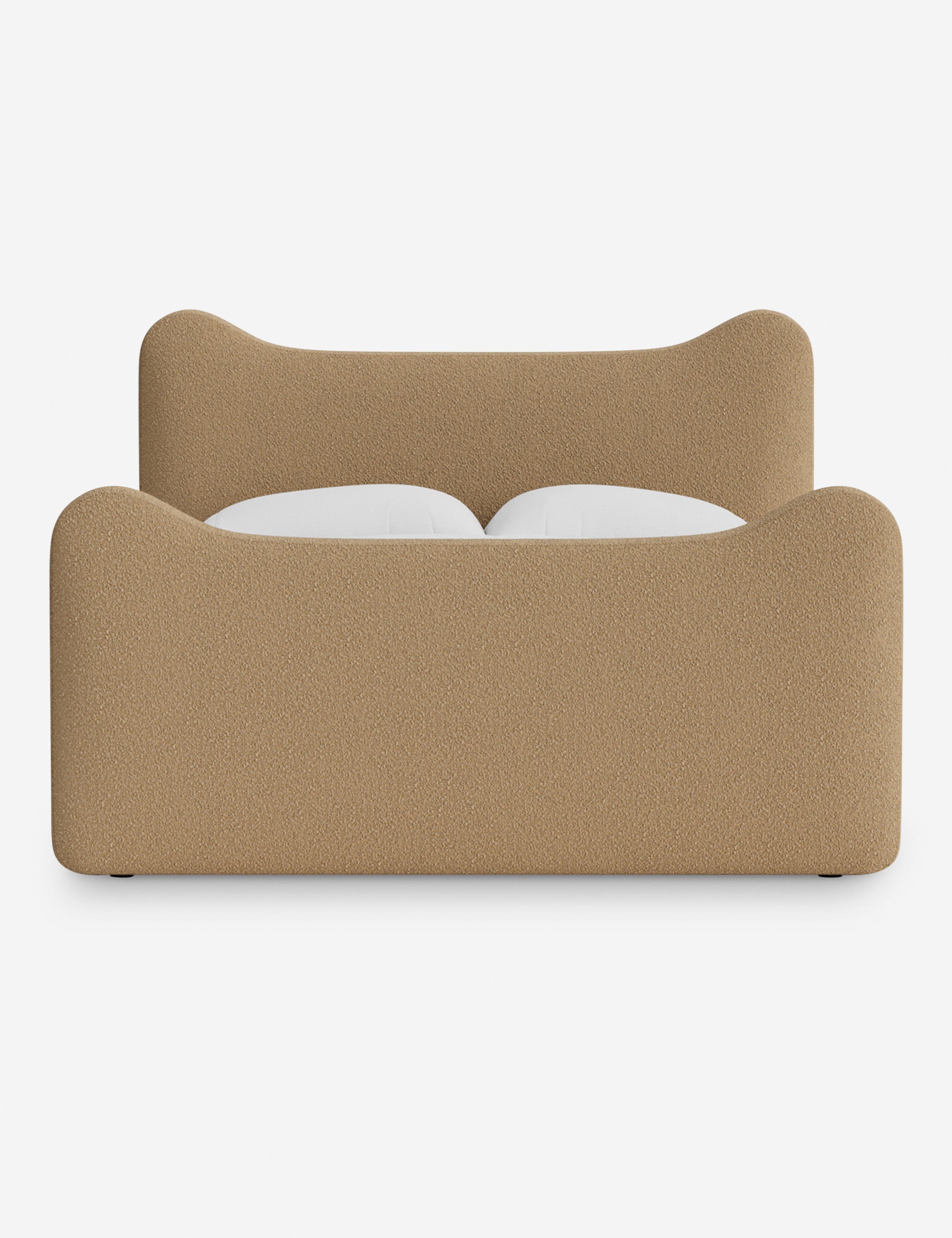 Lit plateforme - Dans le lit Briar, des lignes douces forment une silhouette raffinée à double couronne pour créer une profondeur sculpturale avec une touche de fantaisie