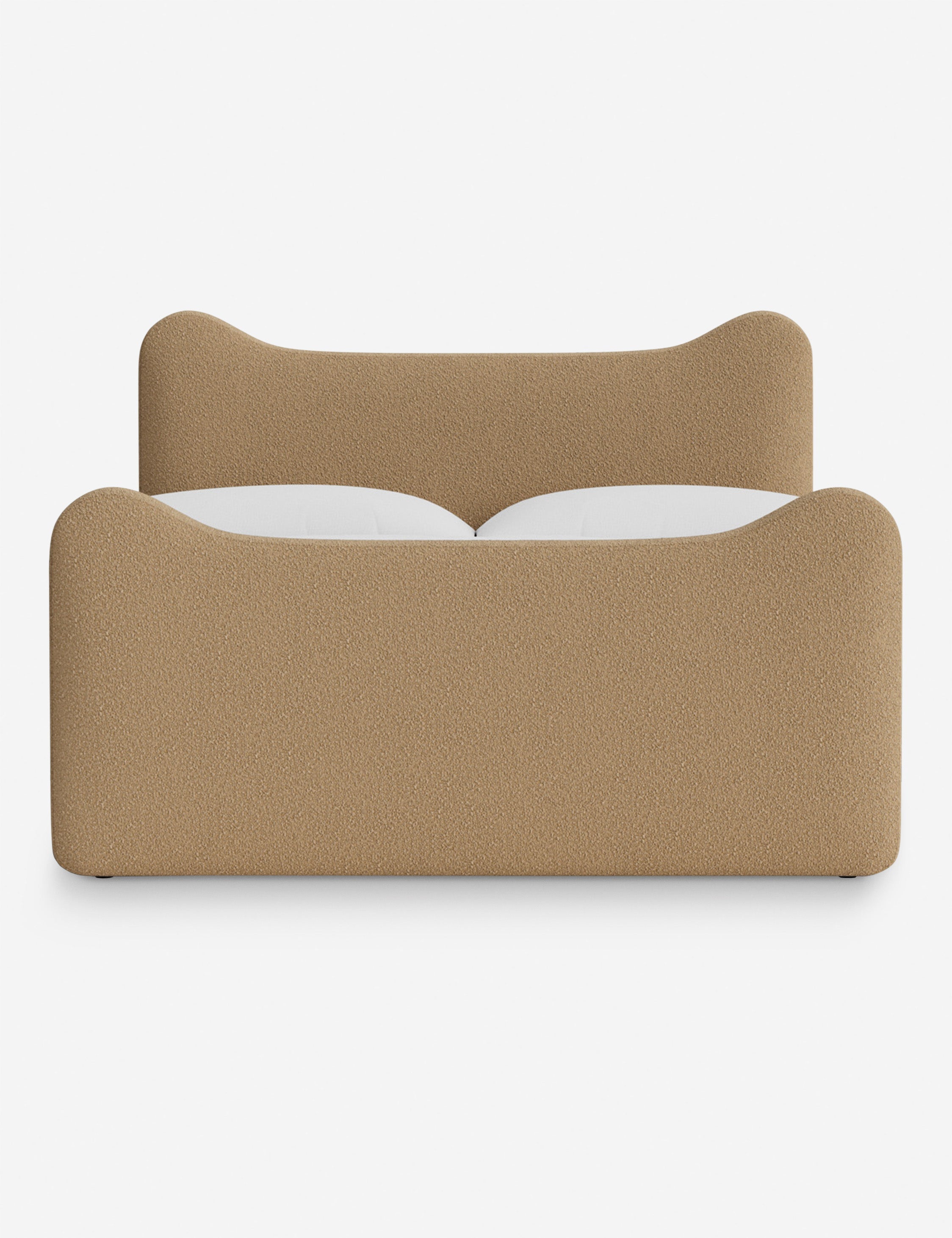 Lit plateforme - Dans le lit Briar, des lignes douces forment une silhouette raffinée à double couronne pour créer une profondeur sculpturale avec une touche de fantaisie