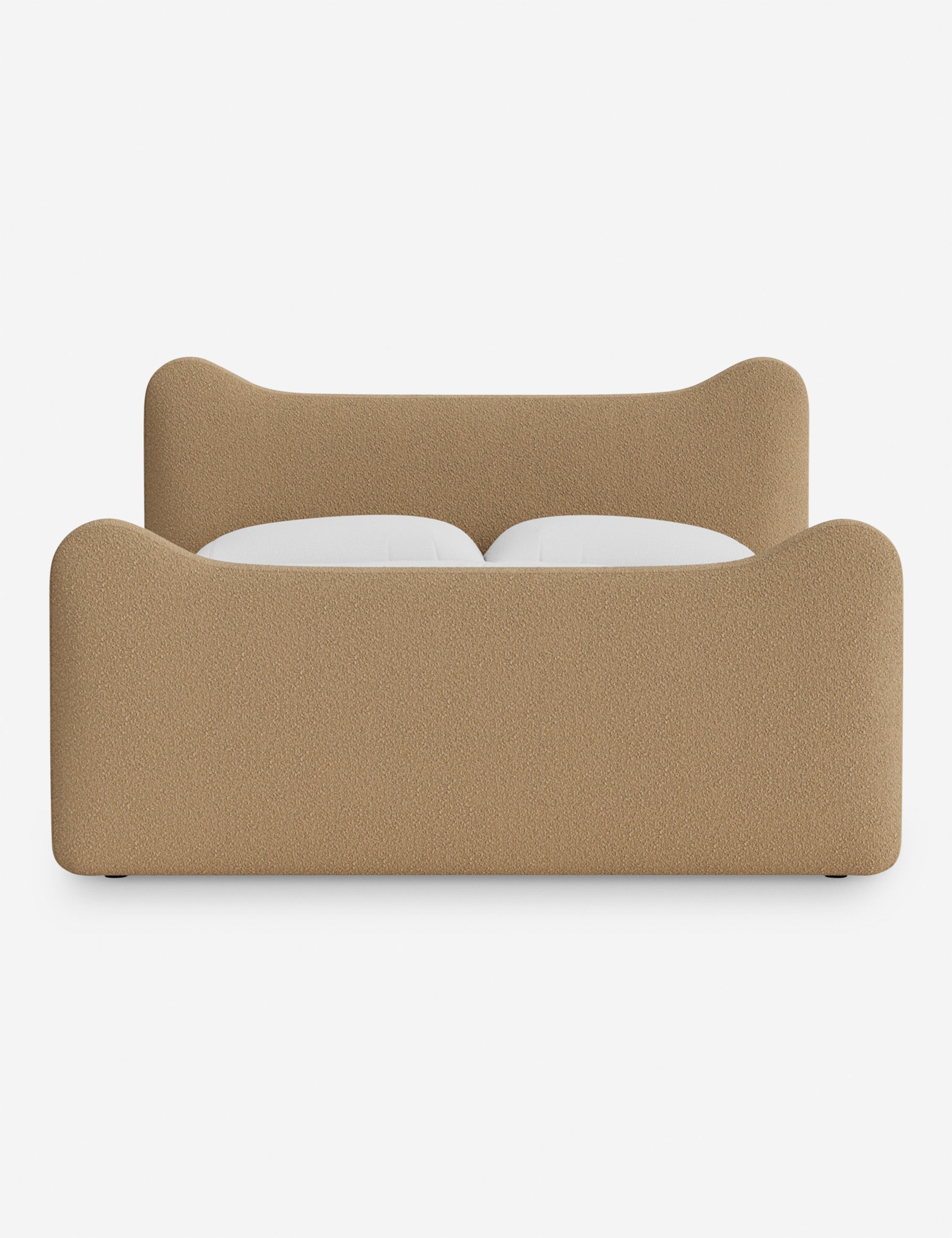 Lit plateforme - Dans le lit Briar, des lignes douces forment une silhouette raffinée à double couronne pour créer une profondeur sculpturale avec une touche de fantaisie