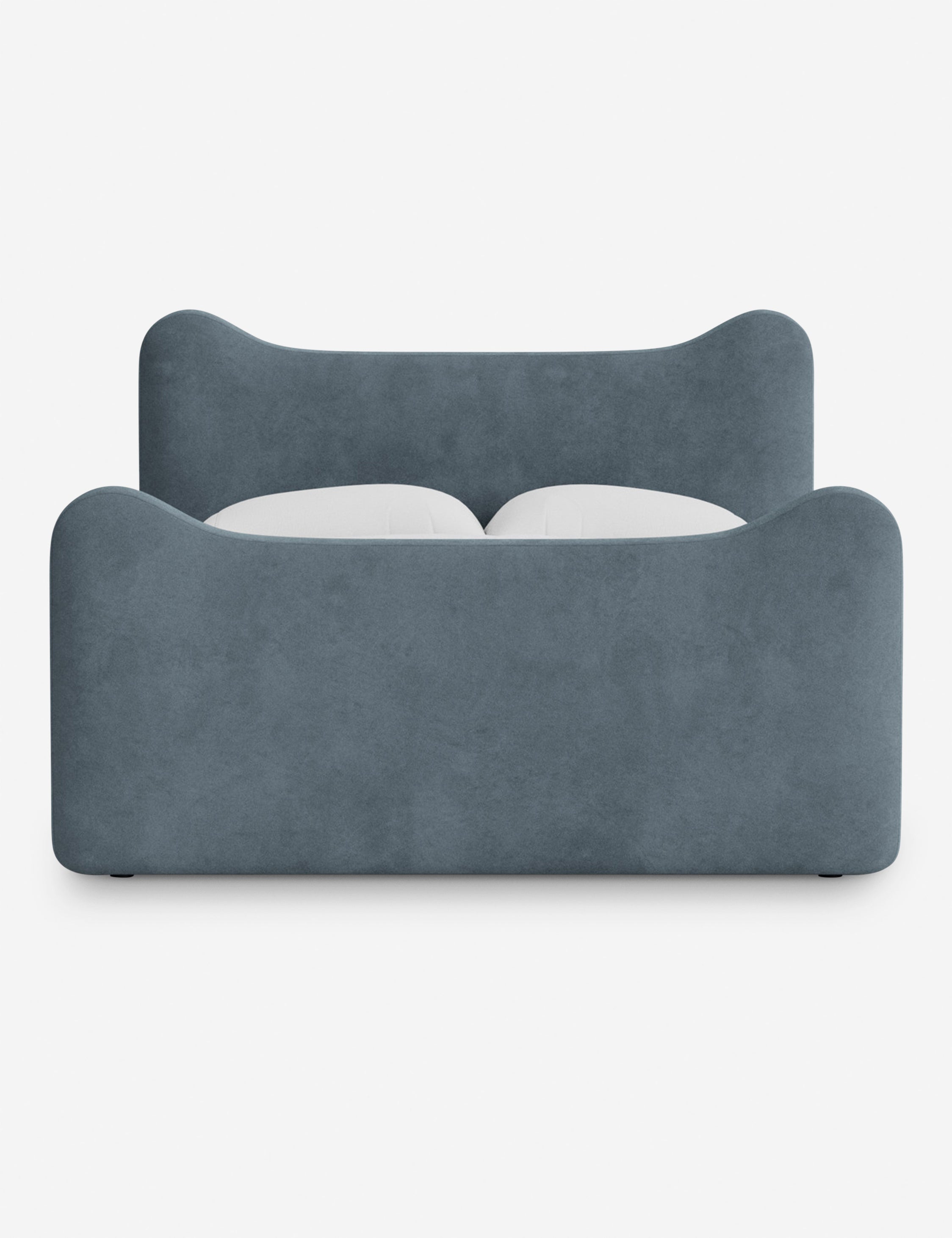 Lit plateforme - Dans le lit Briar, des lignes douces forment une silhouette raffinée à double couronne pour créer une profondeur sculpturale avec une touche de fantaisie