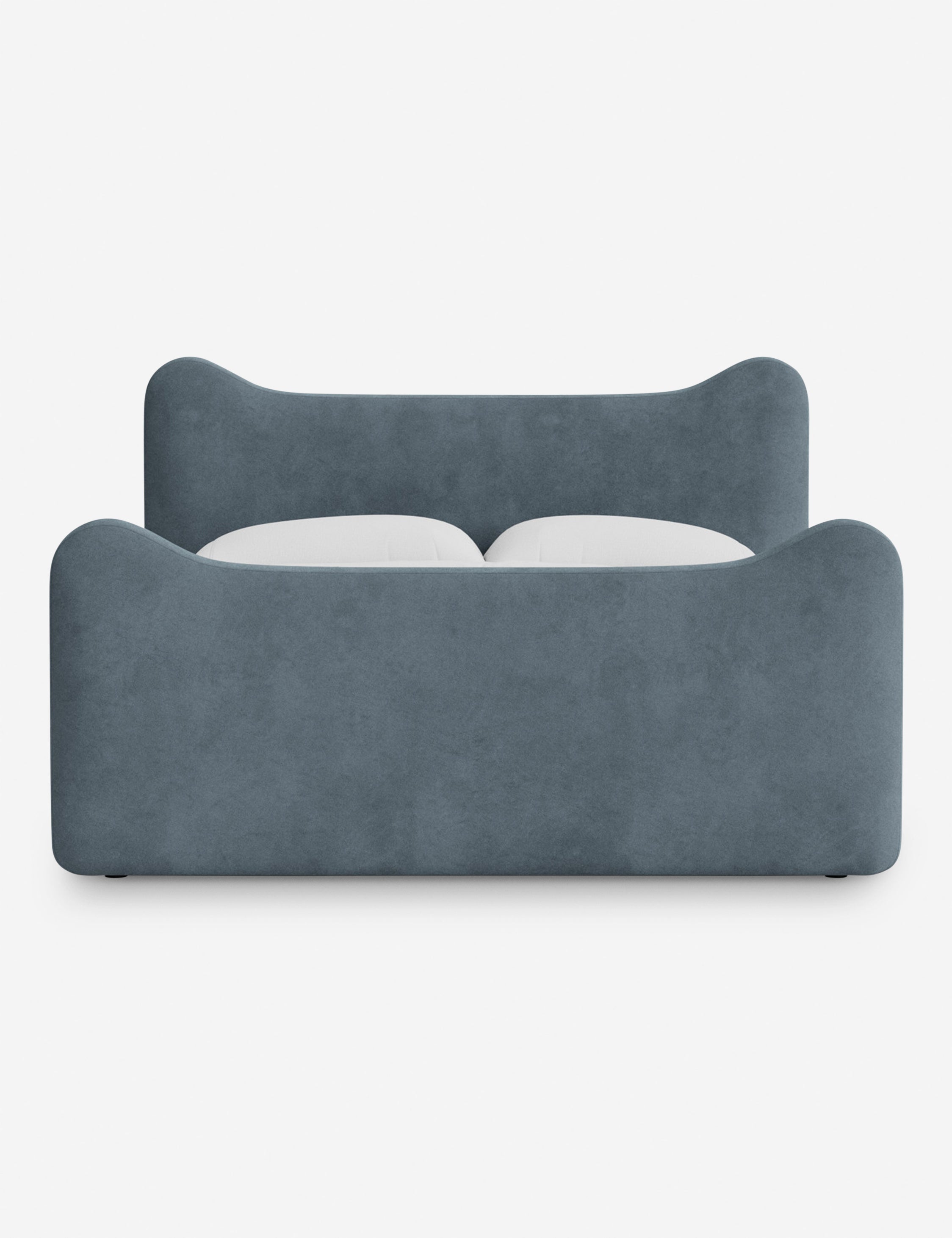 Lit plateforme - Dans le lit Briar, des lignes douces forment une silhouette raffinée à double couronne pour créer une profondeur sculpturale avec une touche de fantaisie