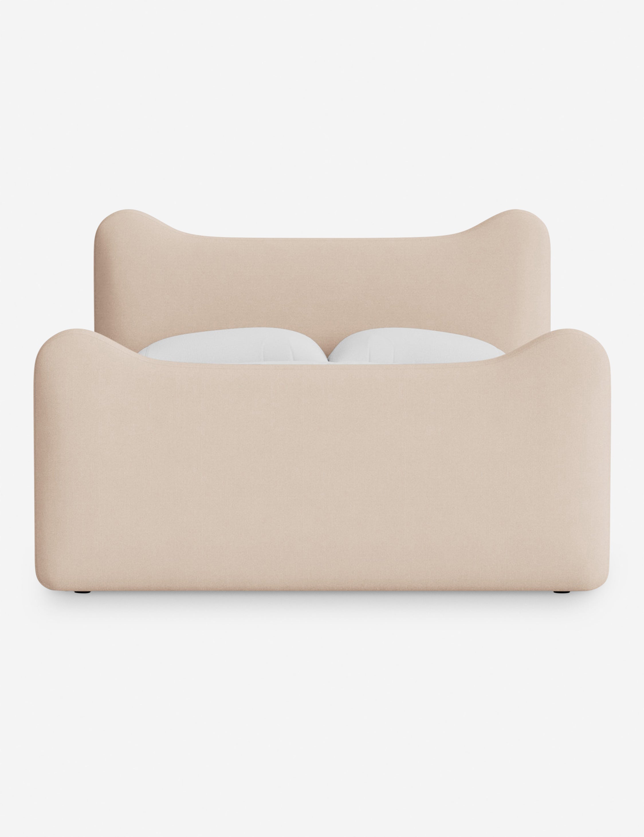 Lit plateforme - Dans le lit Briar, des lignes douces forment une silhouette raffinée à double couronne pour créer une profondeur sculpturale avec une touche de fantaisie