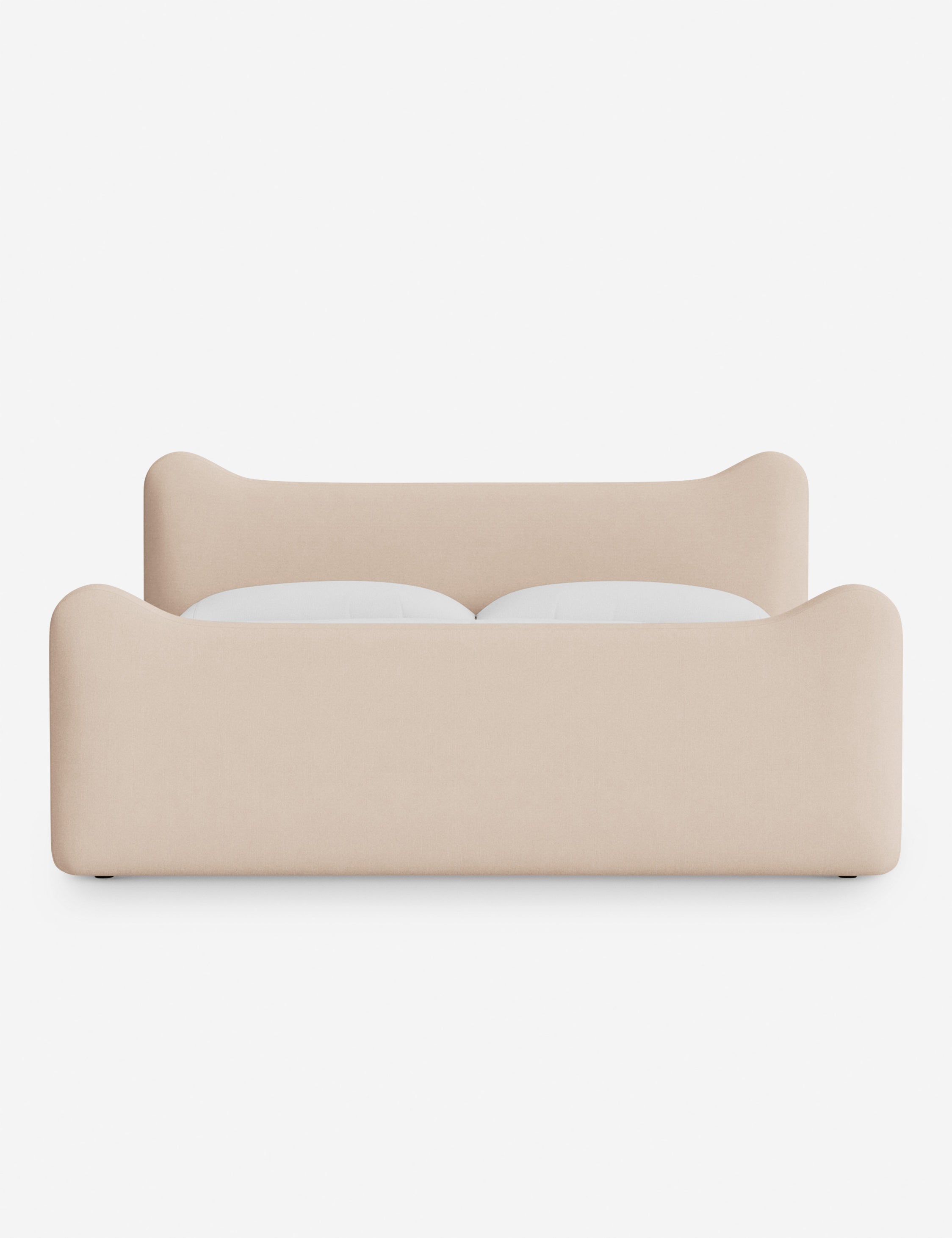 Lit plateforme - Dans le lit Briar, des lignes douces forment une silhouette raffinée à double couronne pour créer une profondeur sculpturale avec une touche de fantaisie