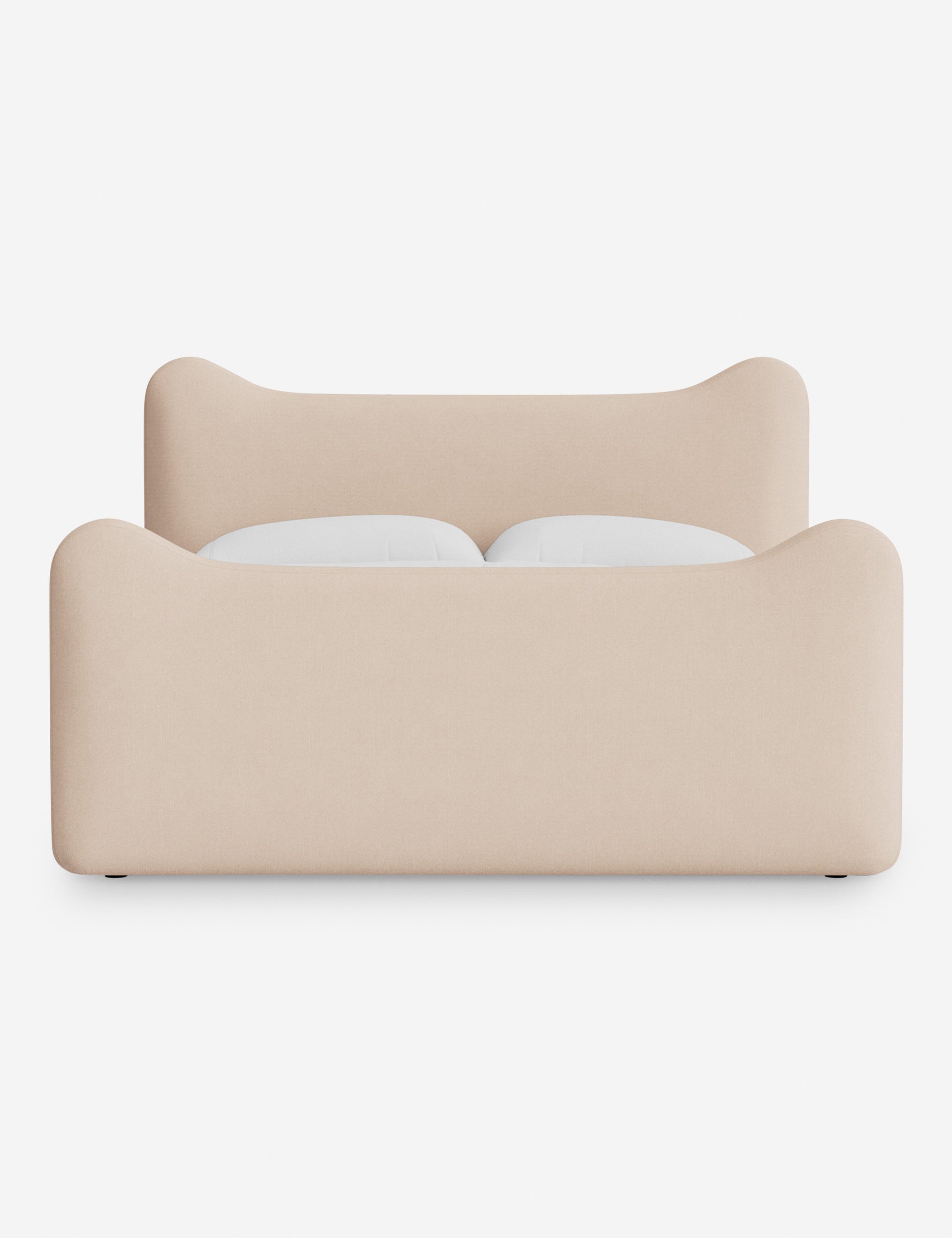 Lit plateforme - Dans le lit Briar, des lignes douces forment une silhouette raffinée à double couronne pour créer une profondeur sculpturale avec une touche de fantaisie