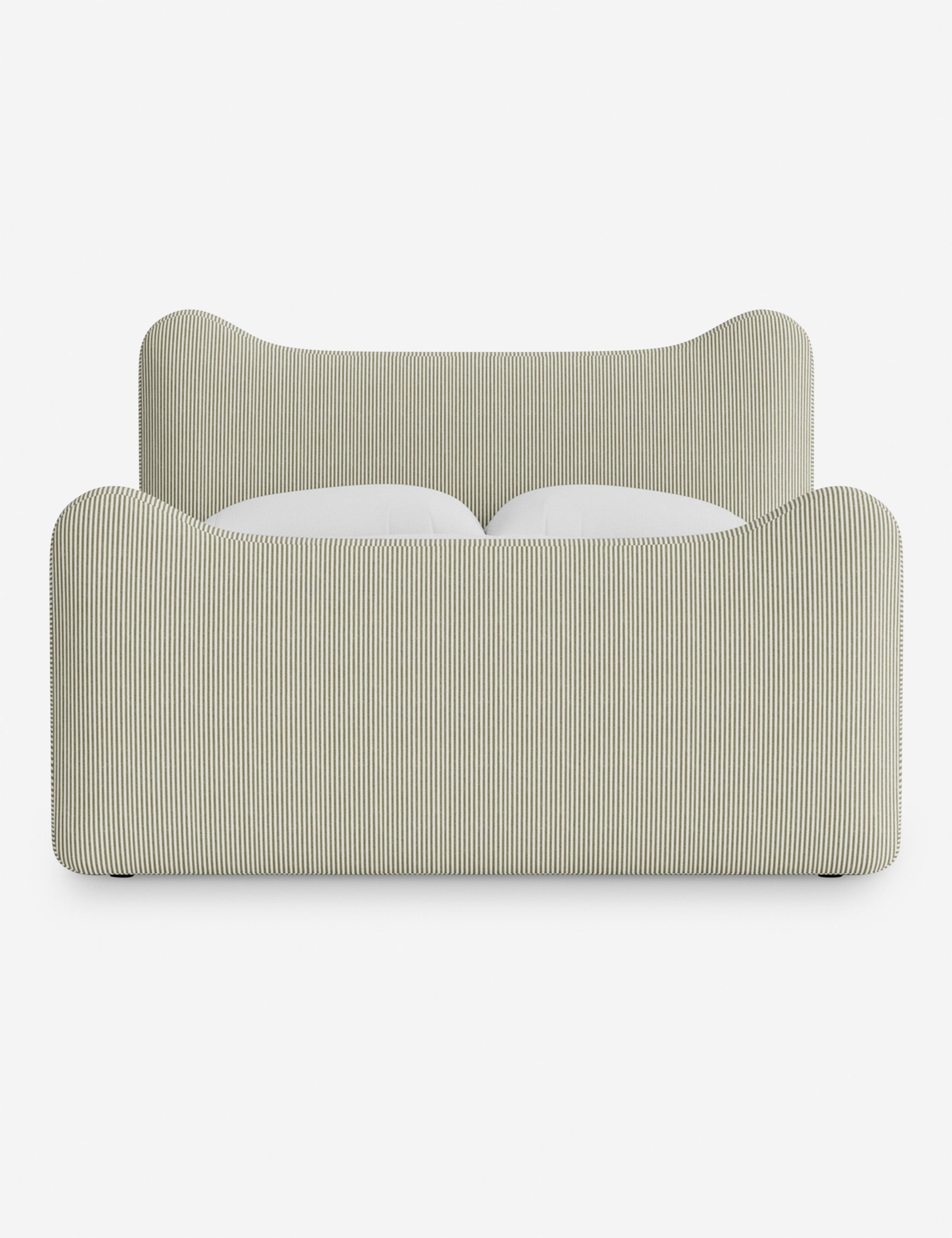 Lit plateforme - Dans le lit Briar, des lignes douces forment une silhouette raffinée à double couronne pour créer une profondeur sculpturale avec une touche de fantaisie
