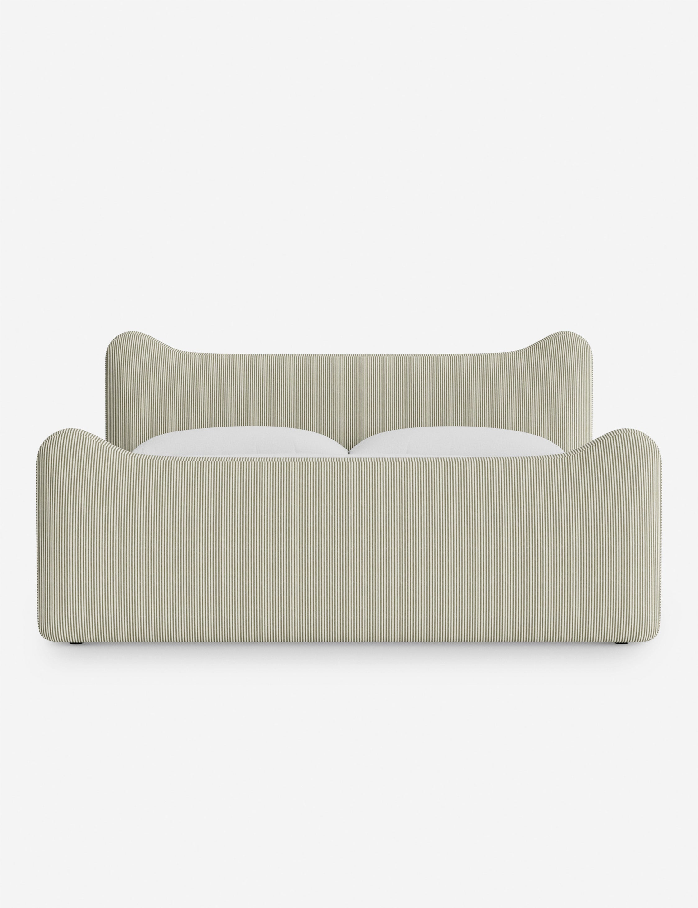 Lit plateforme - Dans le lit Briar, des lignes douces forment une silhouette raffinée à double couronne pour créer une profondeur sculpturale avec une touche de fantaisie