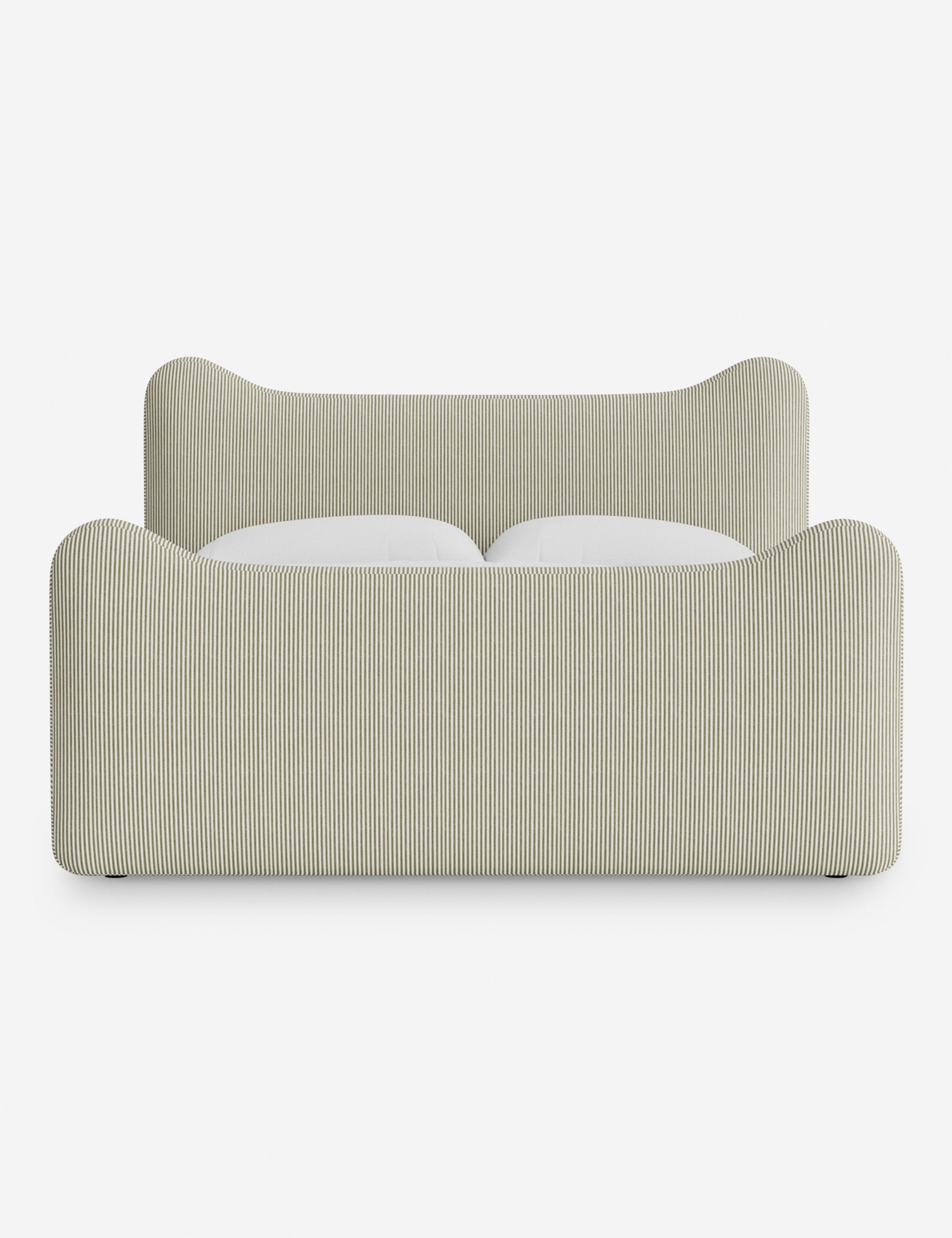 Lit plateforme - Dans le lit Briar, des lignes douces forment une silhouette raffinée à double couronne pour créer une profondeur sculpturale avec une touche de fantaisie