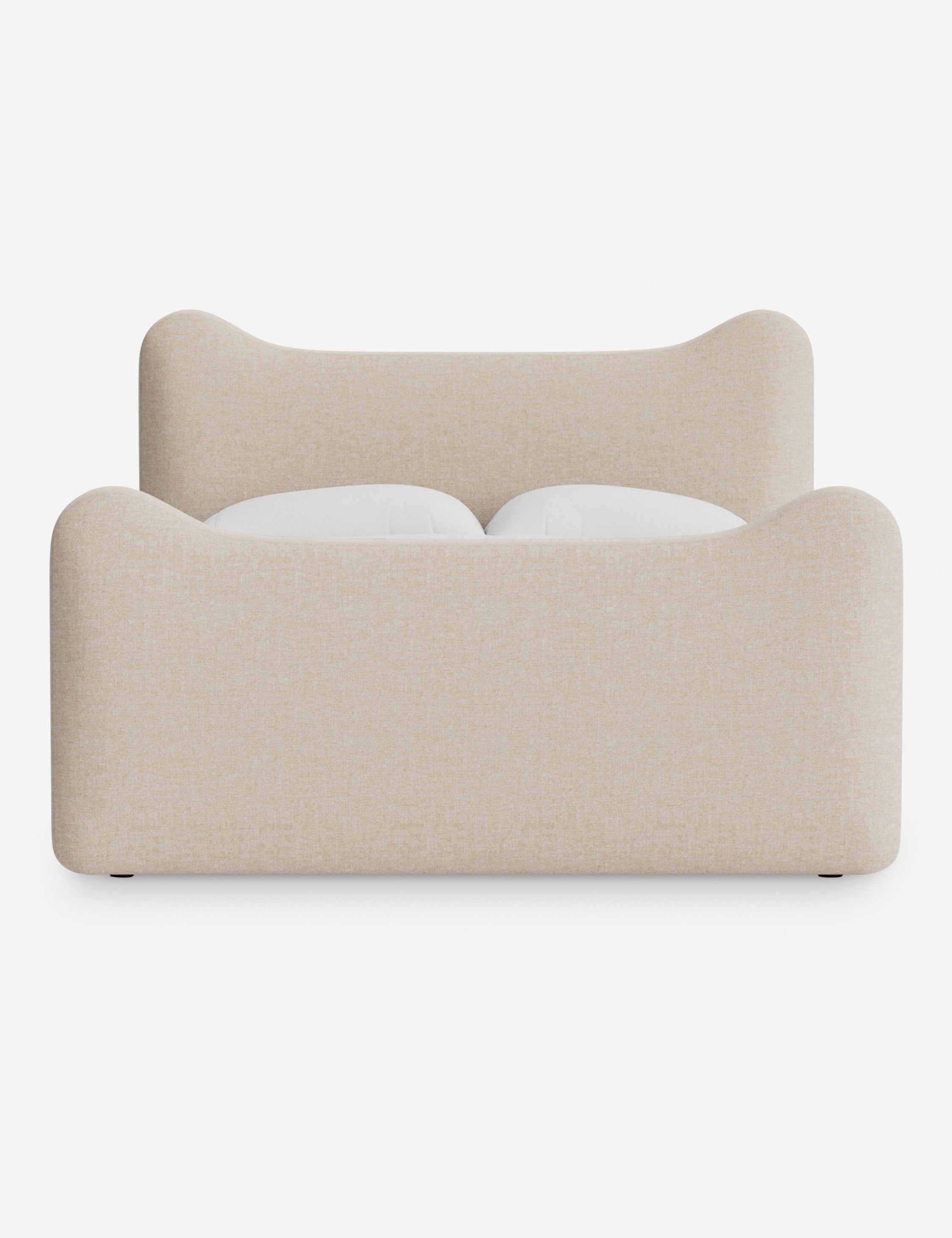 Lit plateforme - Dans le lit Briar, des lignes douces forment une silhouette raffinée à double couronne pour créer une profondeur sculpturale avec une touche de fantaisie