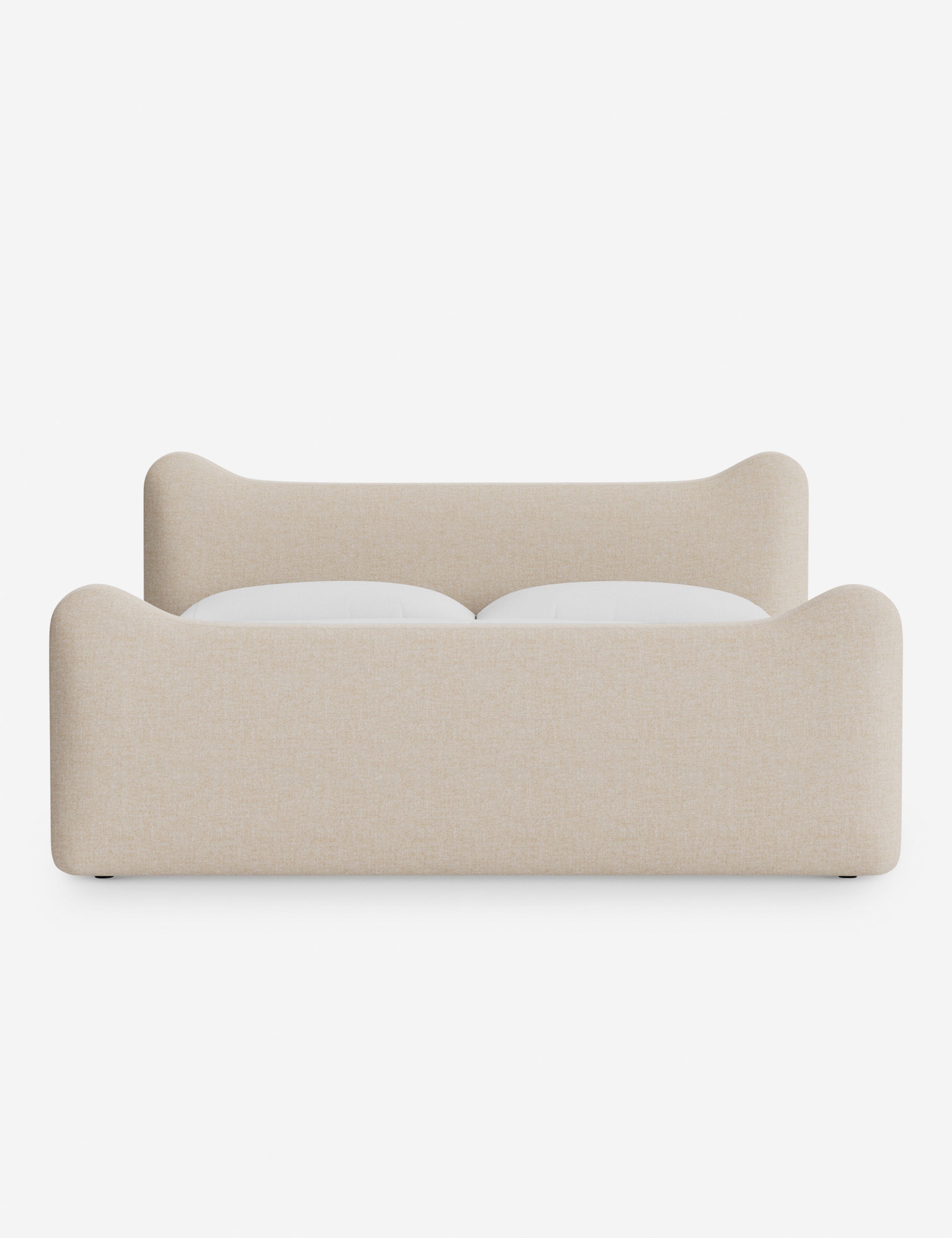 Lit plateforme - Dans le lit Briar, des lignes douces forment une silhouette raffinée à double couronne pour créer une profondeur sculpturale avec une touche de fantaisie